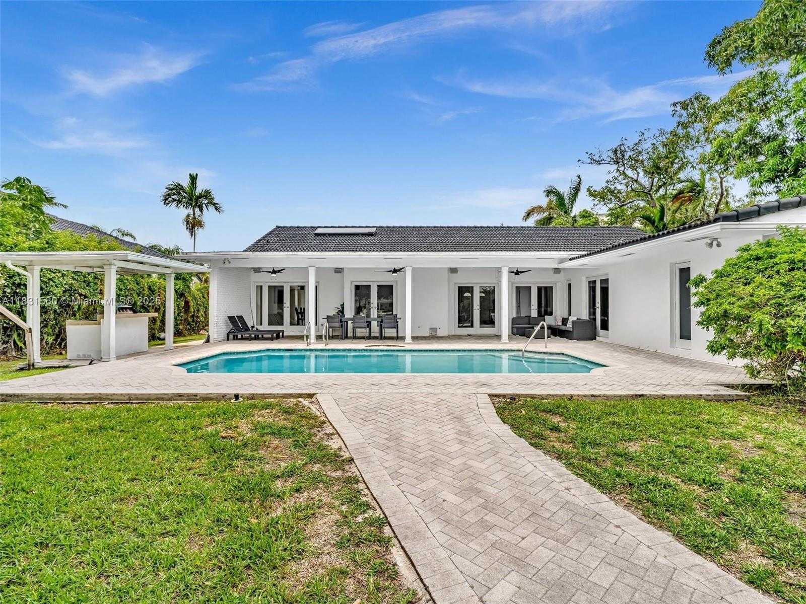 Small Image of 413 TAMARIND DR, Hallandale Beach Number 10
