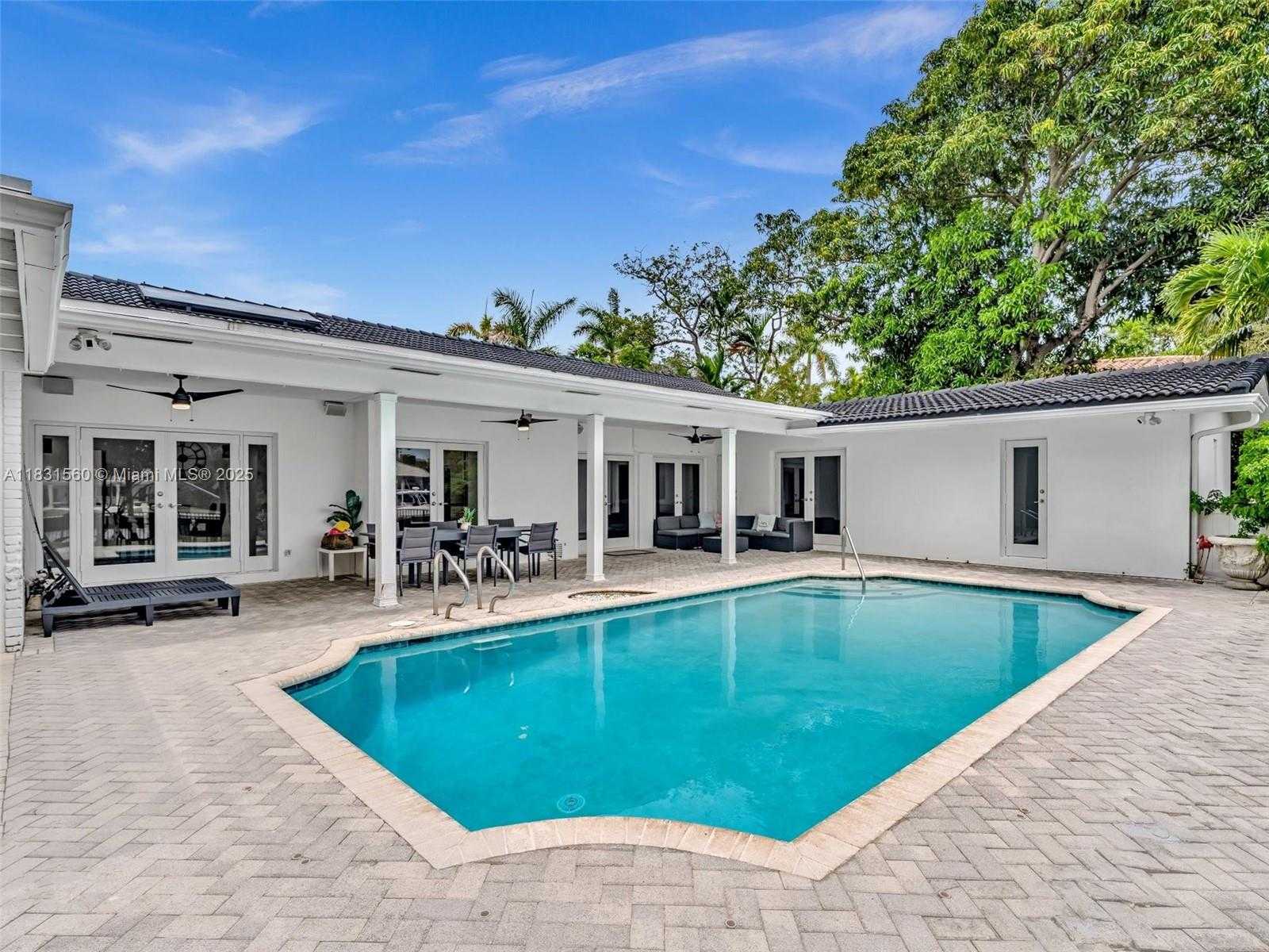 Small Image of 413 TAMARIND DR, Hallandale Beach Number 11