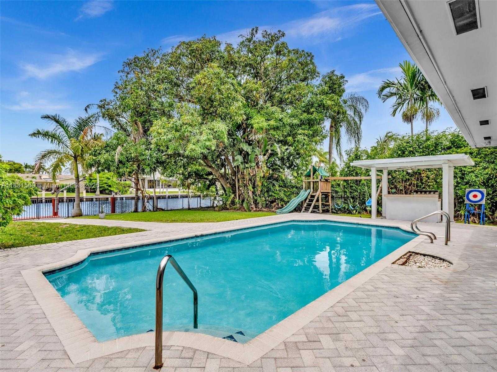 Small Image of 413 TAMARIND DR, Hallandale Beach Number 12