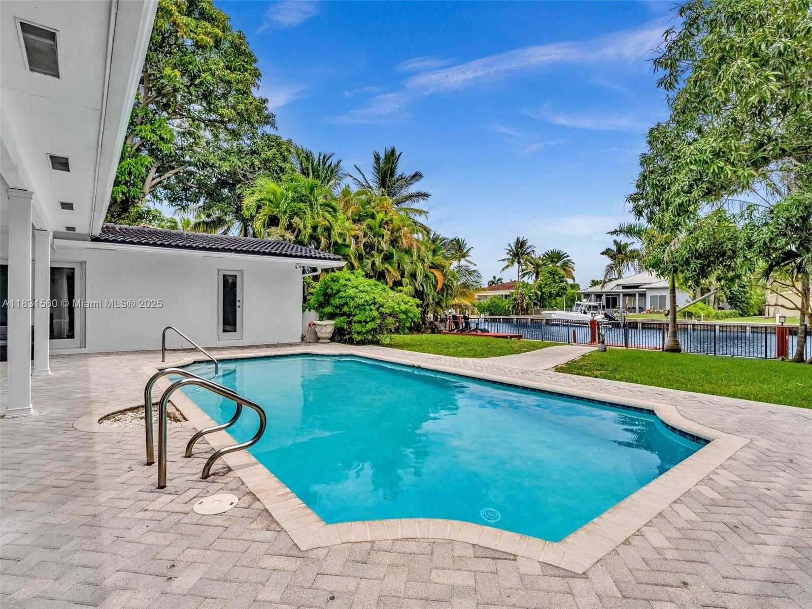 Small Image of 413 TAMARIND DR, Hallandale Beach Number 13