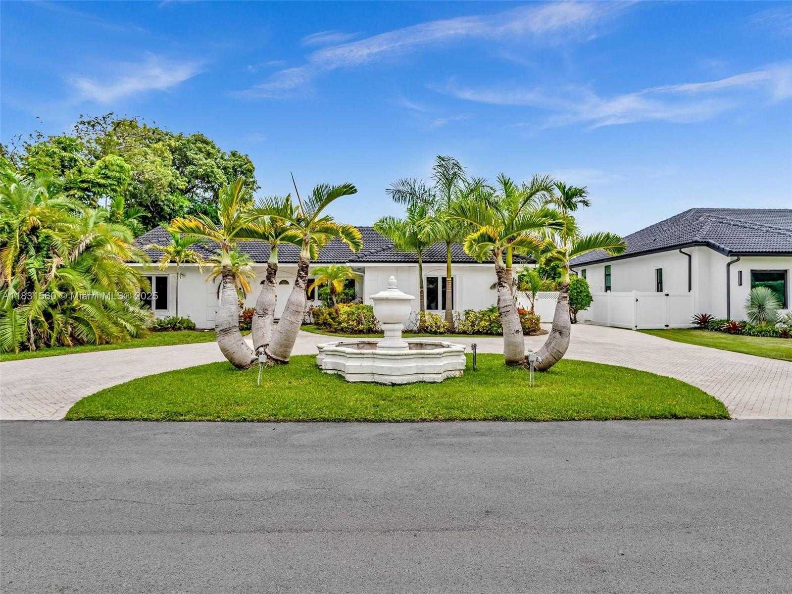 Small Image of 413 TAMARIND DR, Hallandale Beach Number 2