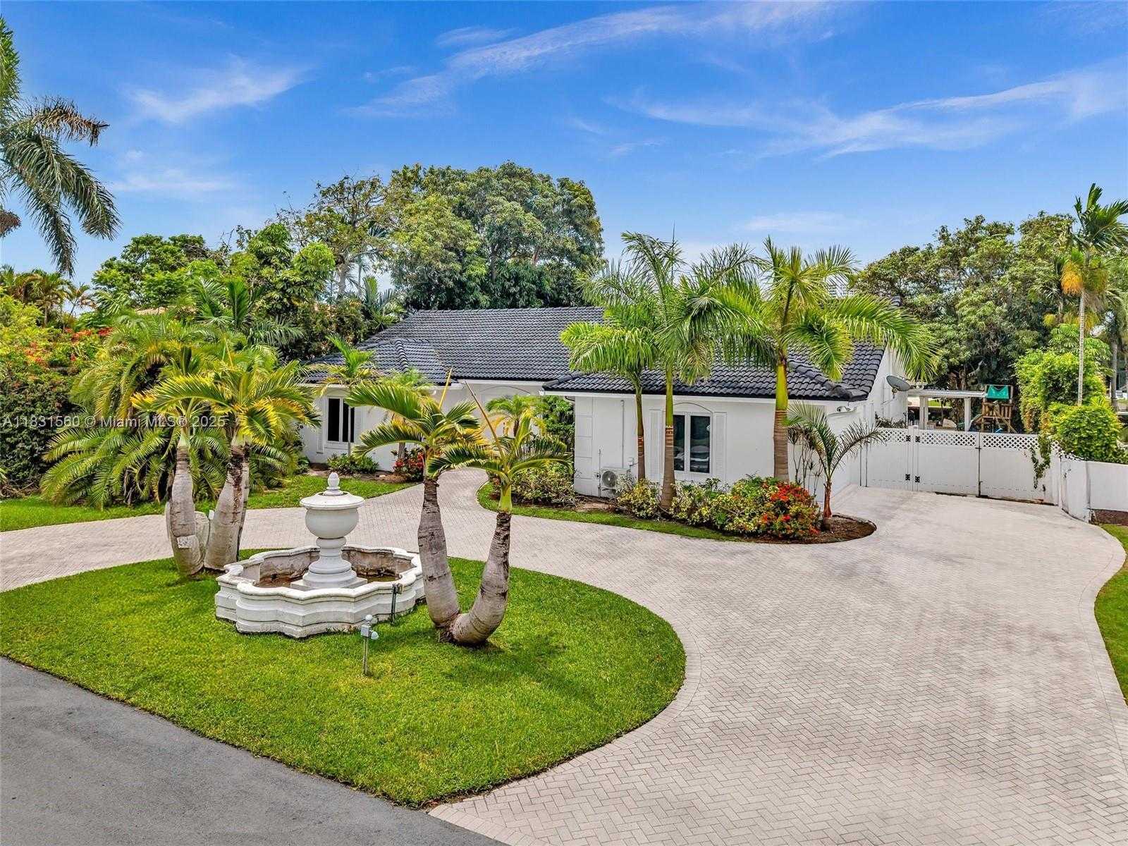 Small Image of 413 TAMARIND DR, Hallandale Beach Number 3