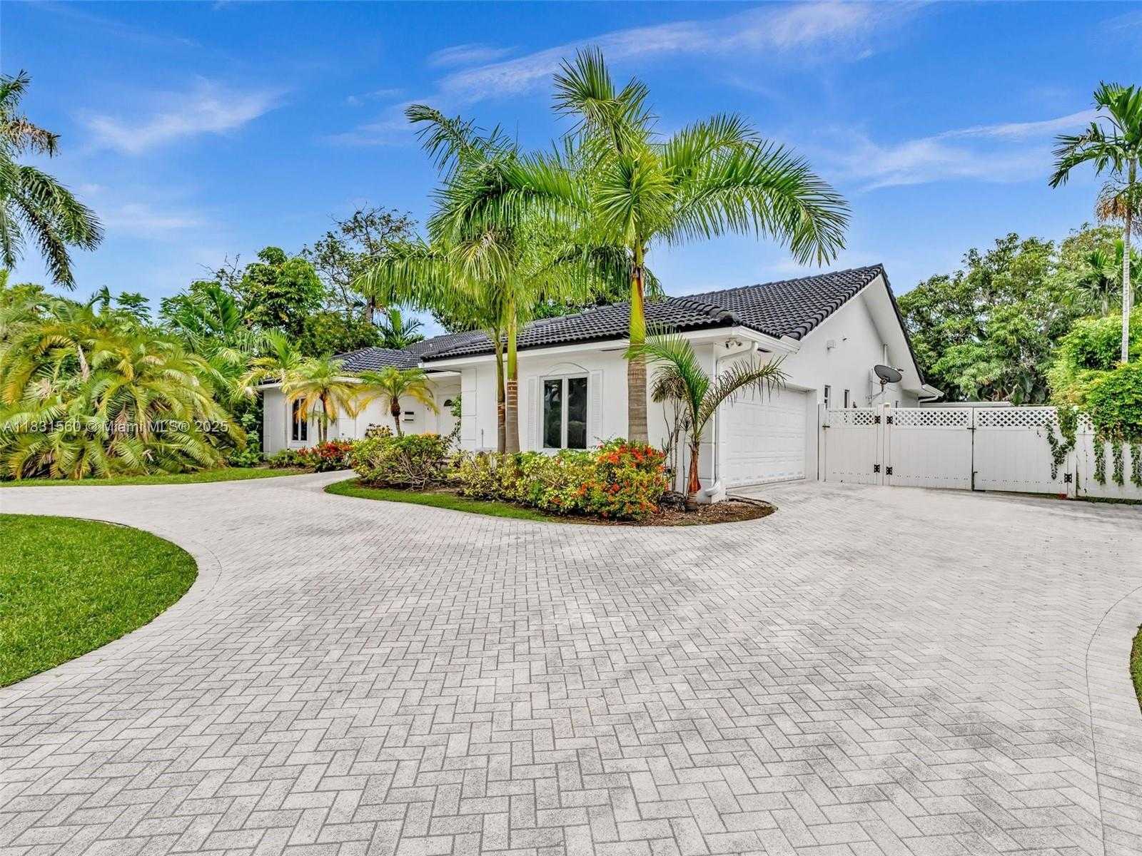 Small Image of 413 TAMARIND DR, Hallandale Beach Number 7