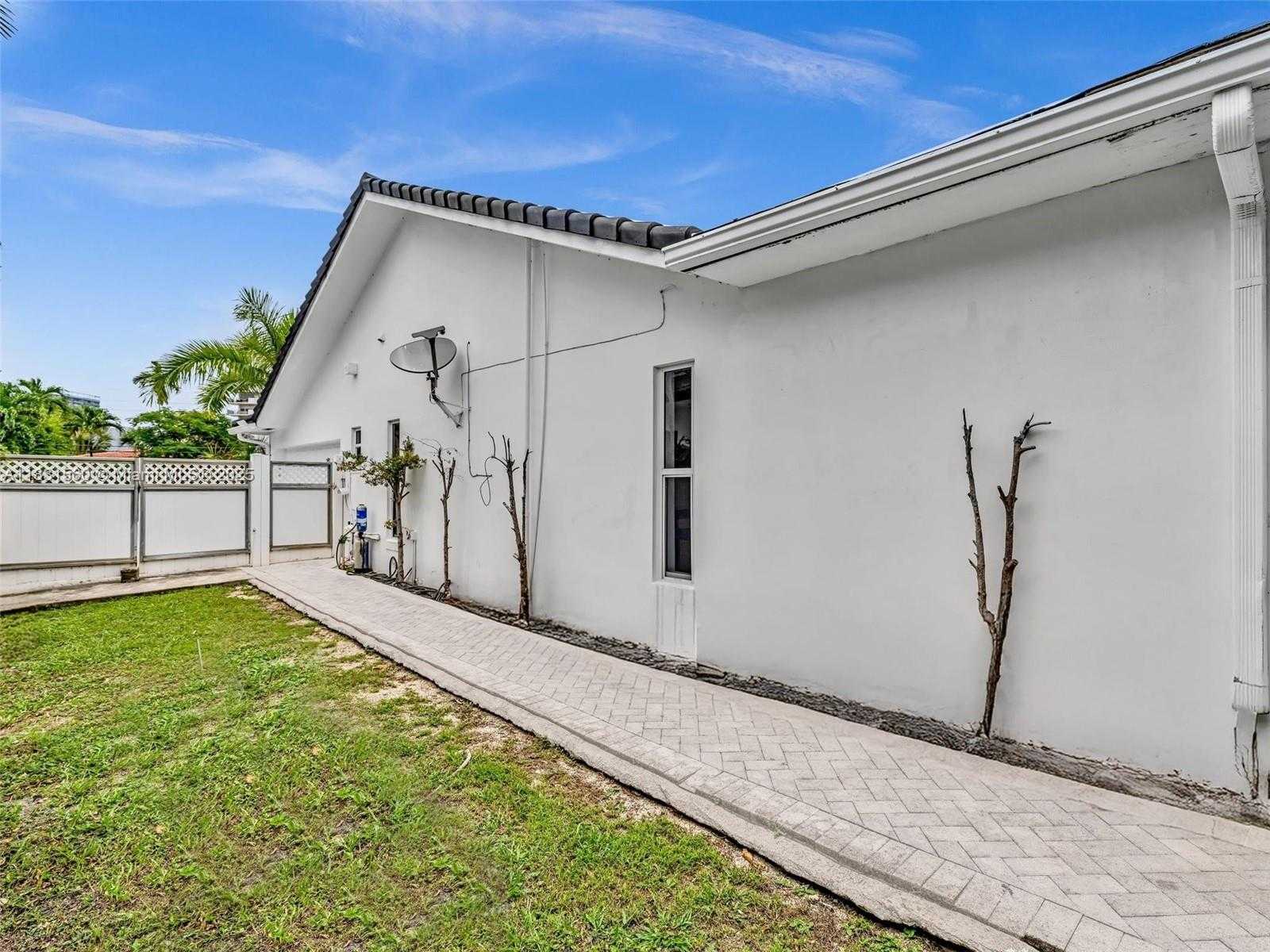 Small Image of 413 TAMARIND DR, Hallandale Beach Number 8