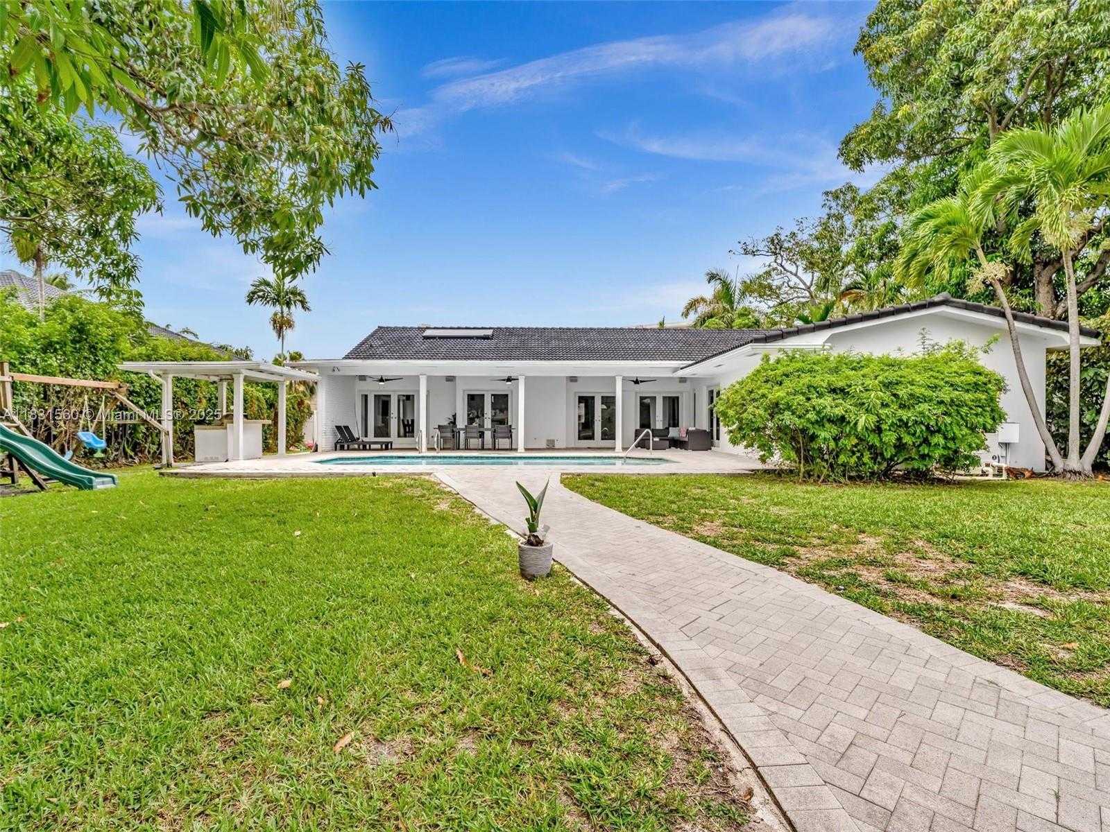 Small Image of 413 TAMARIND DR, Hallandale Beach Number 9