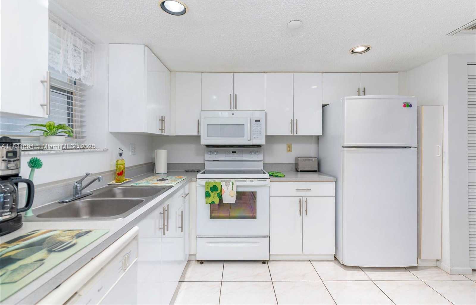 Small Image of 17801 NORTH BAY RD #607, Sunny Isles Beach Number 13