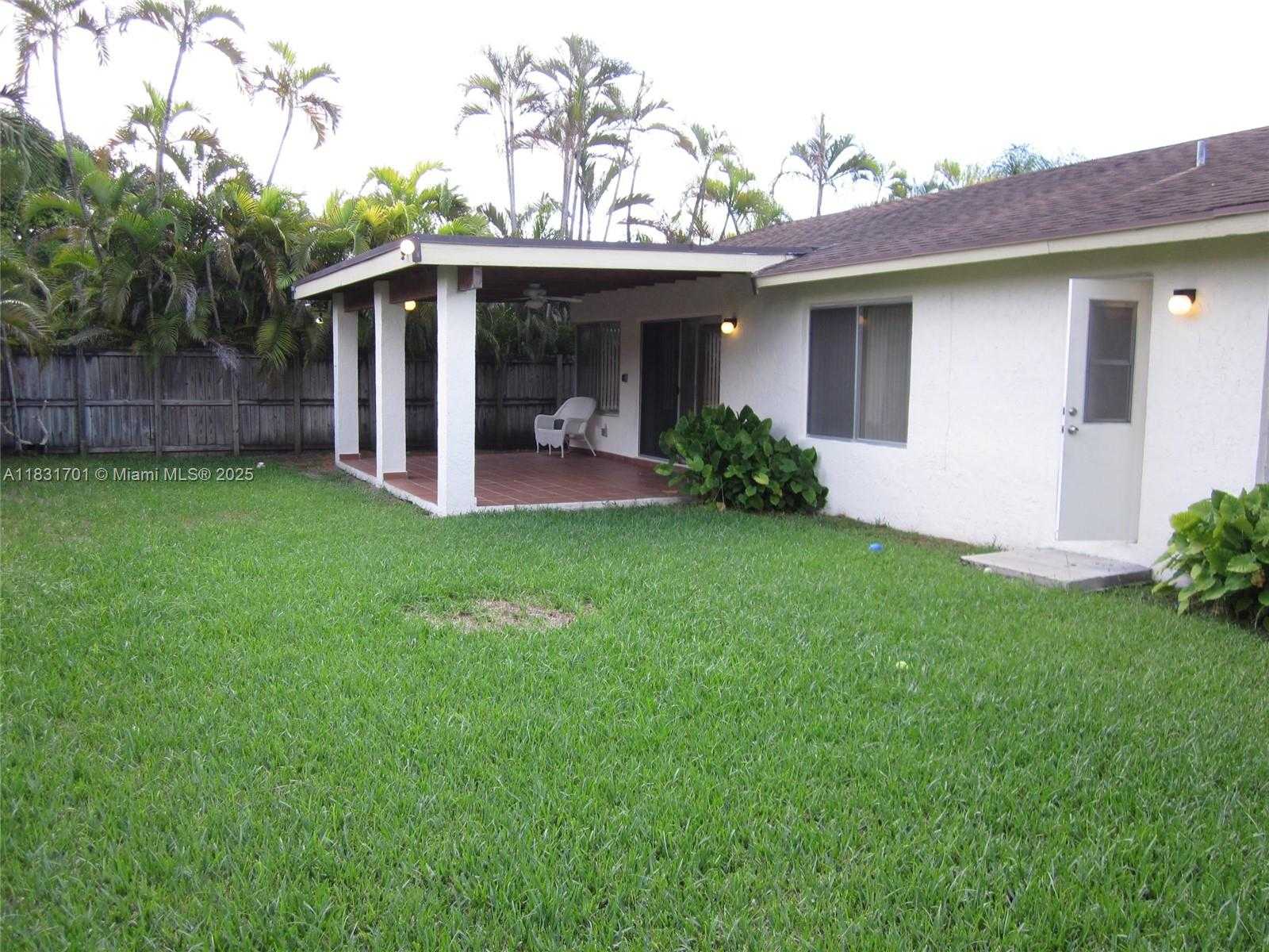 Small Image of 13331 SOUTH WEST 102 ST, Miami Number 3