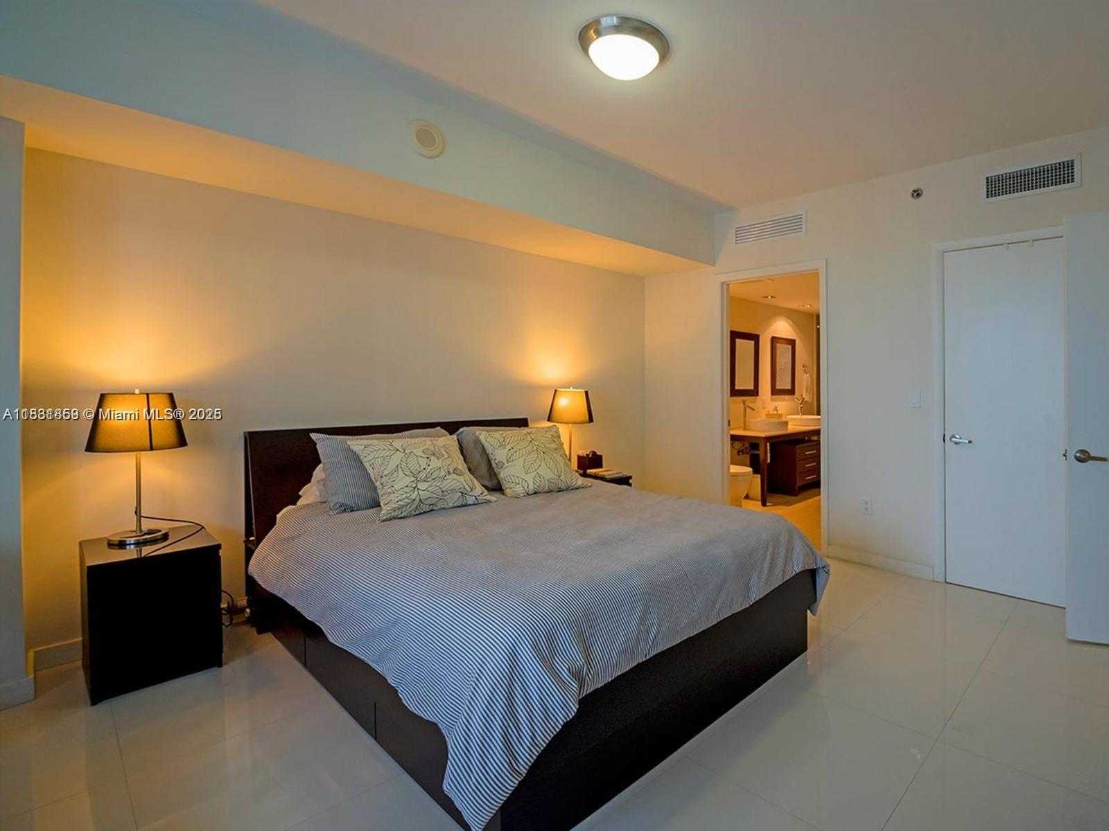 Small Image of 485 BRICKELL AVE #2706, Miami Number 7