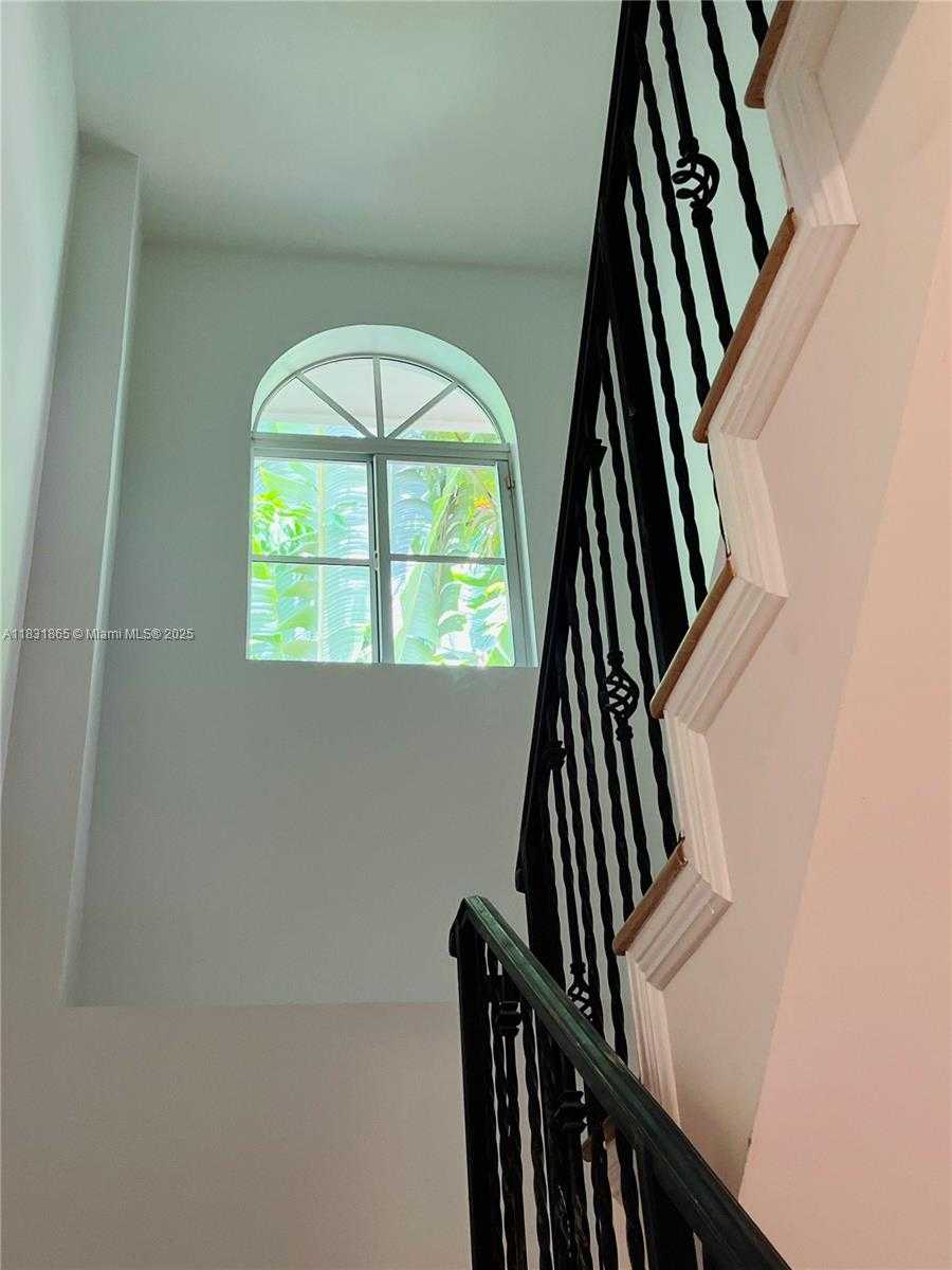 Small Image of 4110 PAMONA AVE #N/A, Miami Number 11