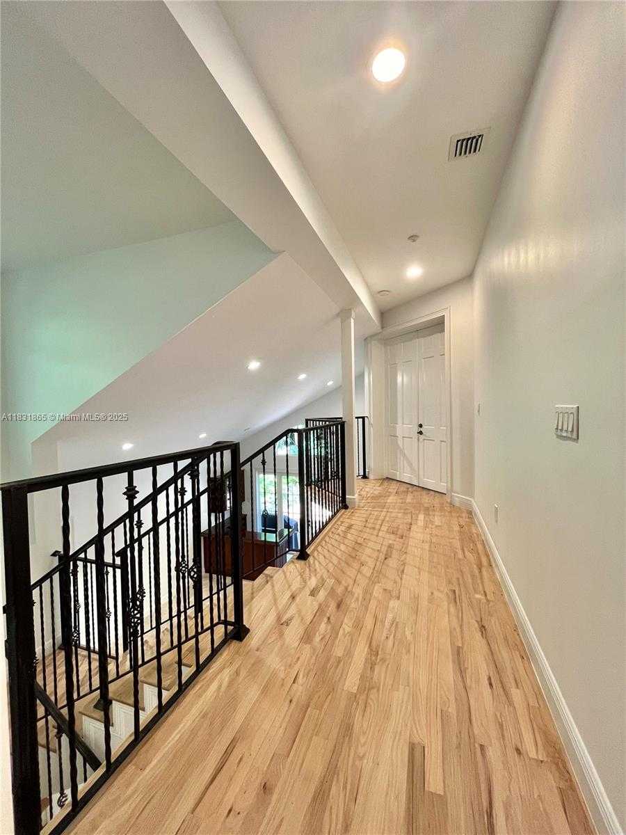Small Image of 4110 PAMONA AVE #N/A, Miami Number 40