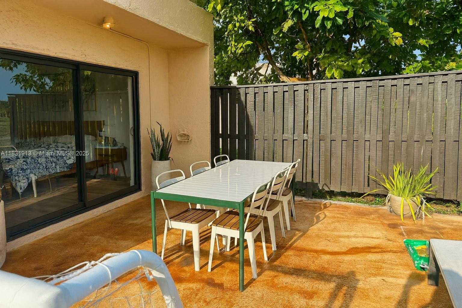 Small Image of 7441 BAY HILL DR #7441, Hialeah Number 14