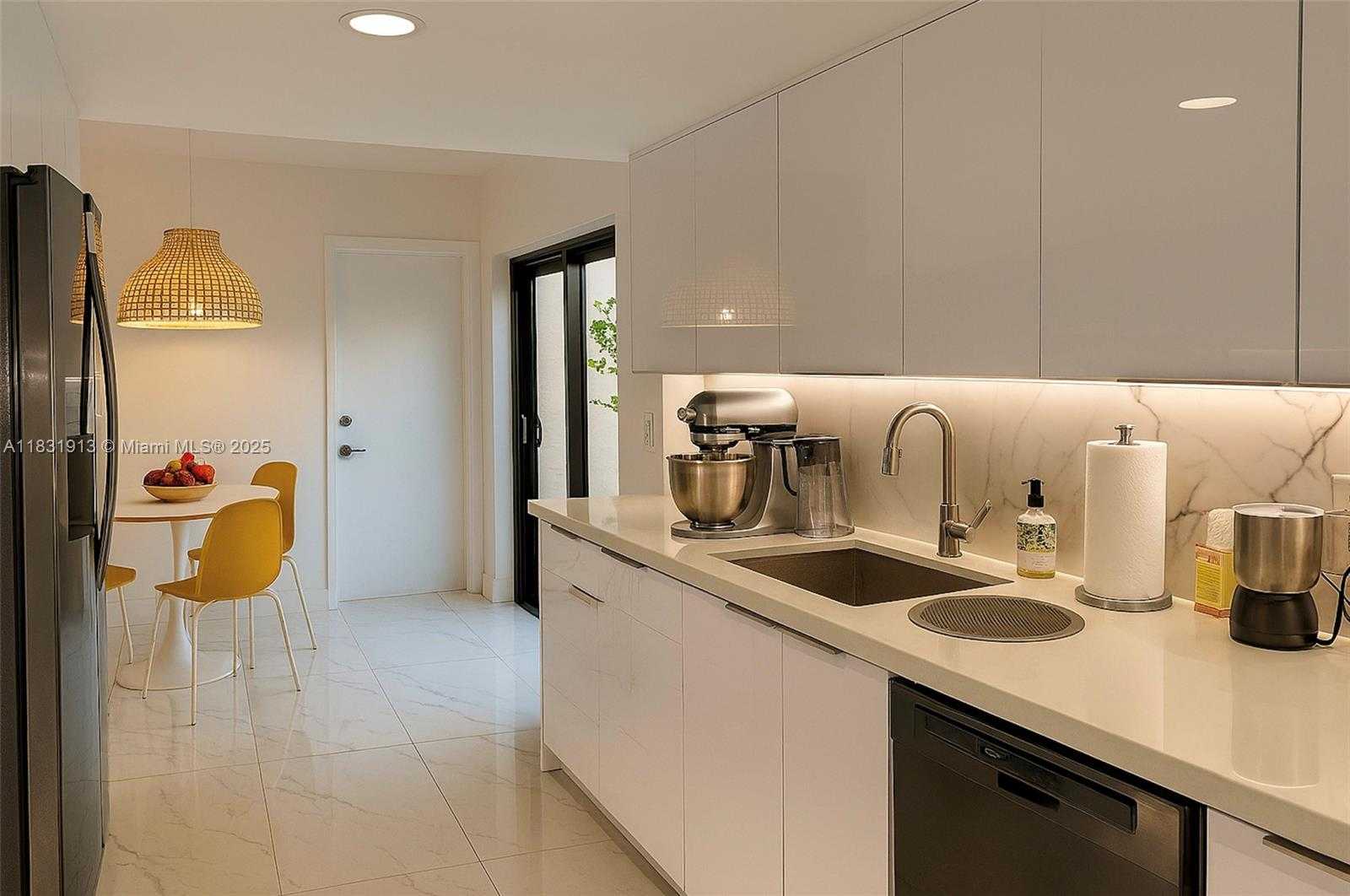 Small Image of 7441 BAY HILL DR #7441, Hialeah Number 2