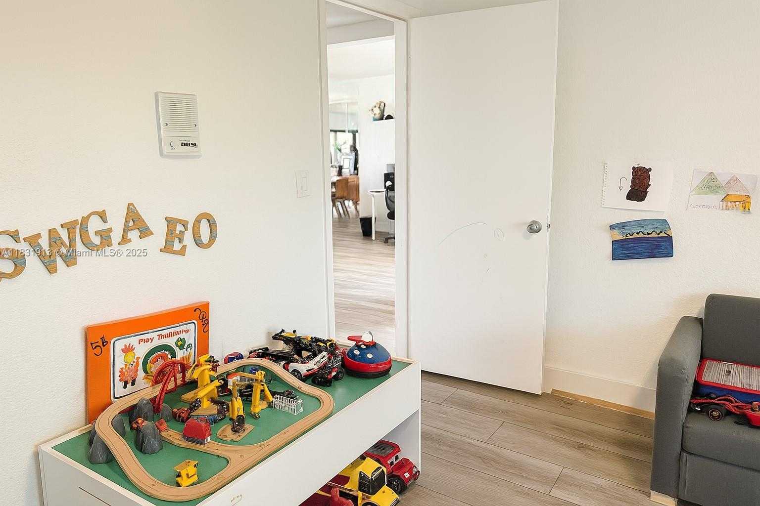 Small Image of 7441 BAY HILL DR #7441, Hialeah Number 23