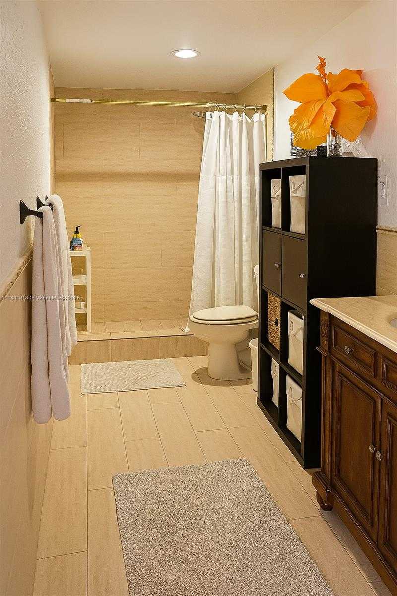 Small Image of 7441 BAY HILL DR #7441, Hialeah Number 25