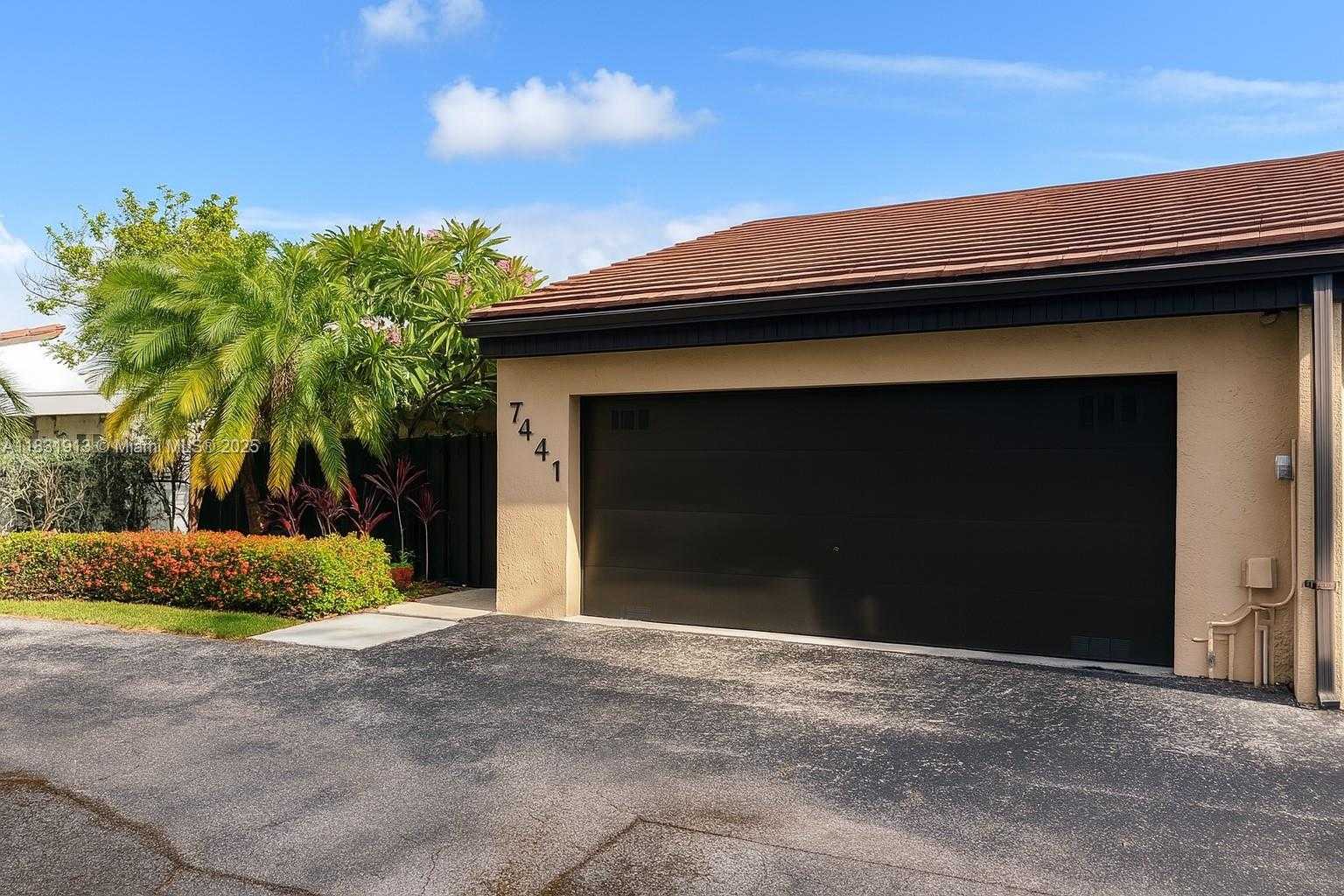 Small Image of 7441 BAY HILL DR #7441, Hialeah Number 27