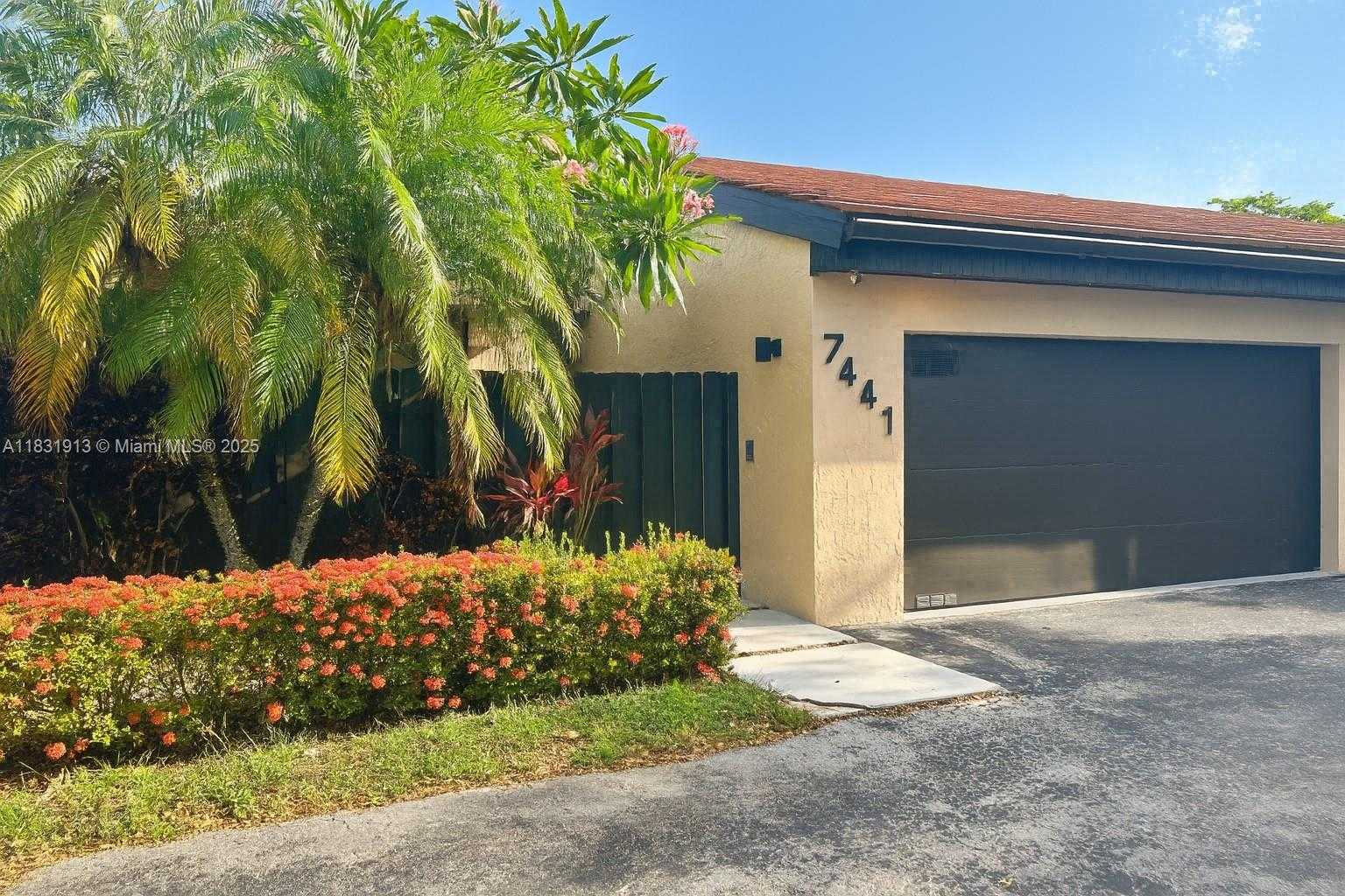 Small Image of 7441 BAY HILL DR #7441, Hialeah Number 28