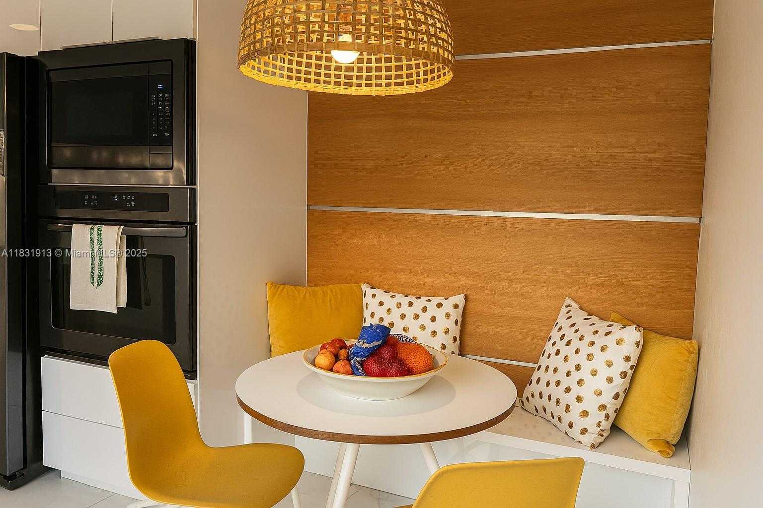 Small Image of 7441 BAY HILL DR #7441, Hialeah Number 3