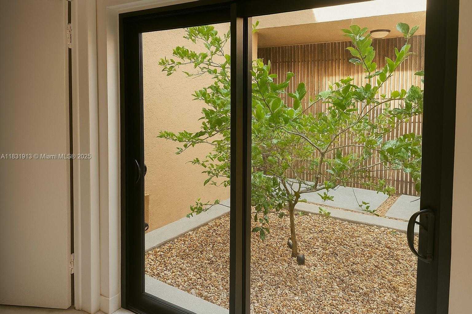 Small Image of 7441 BAY HILL DR #7441, Hialeah Number 4