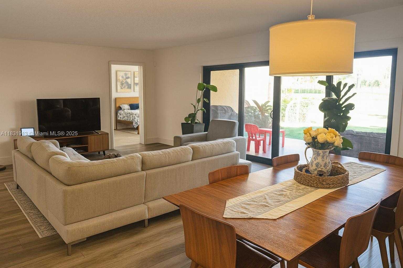 Small Image of 7441 BAY HILL DR #7441, Hialeah Number 6
