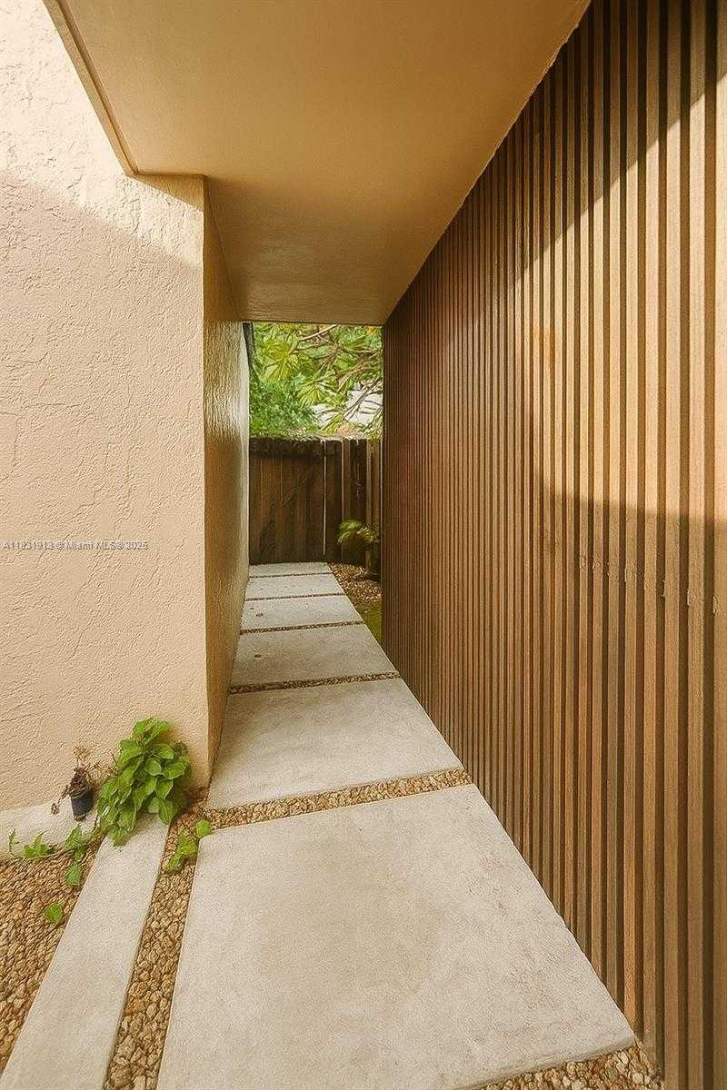 Small Image of 7441 BAY HILL DR #7441, Hialeah Number 9