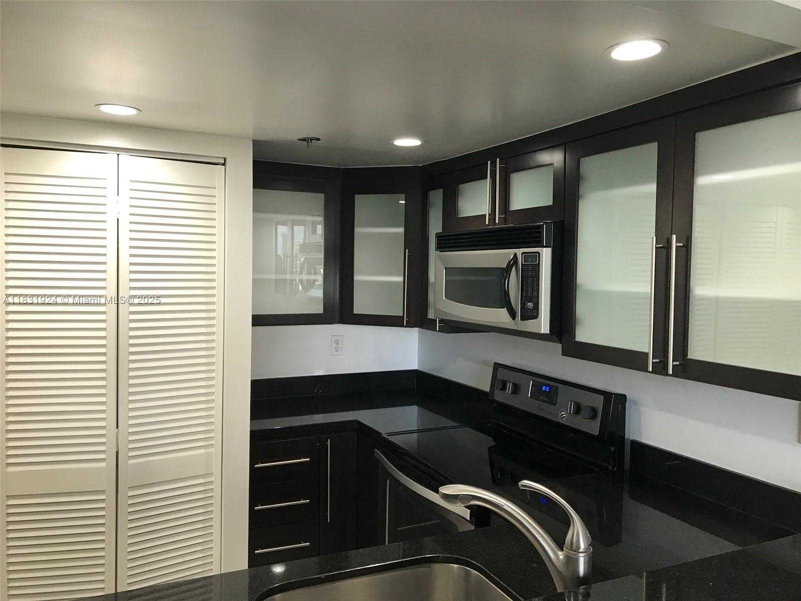Small Image of 540 BRICKELL KEY DR #1002, Miami Number 3