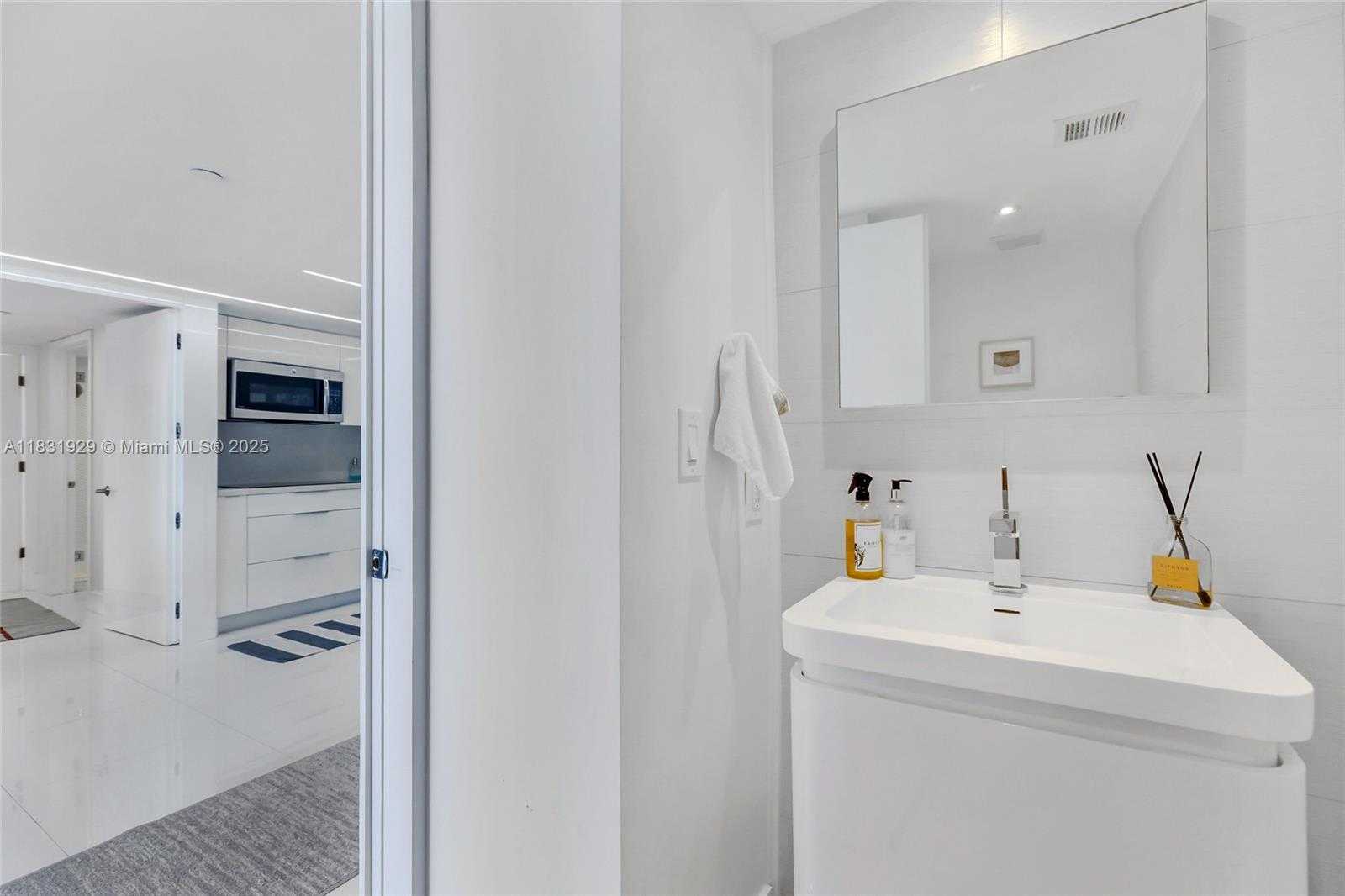 Small Image of 6301 COLLINS AVE #2103, Miami Beach Number 12