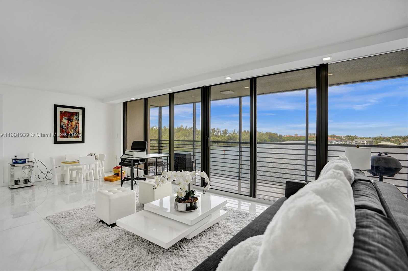 Small Image of 900 Spanish River Blvd, Boca Raton, FL 33431, USA Number 8