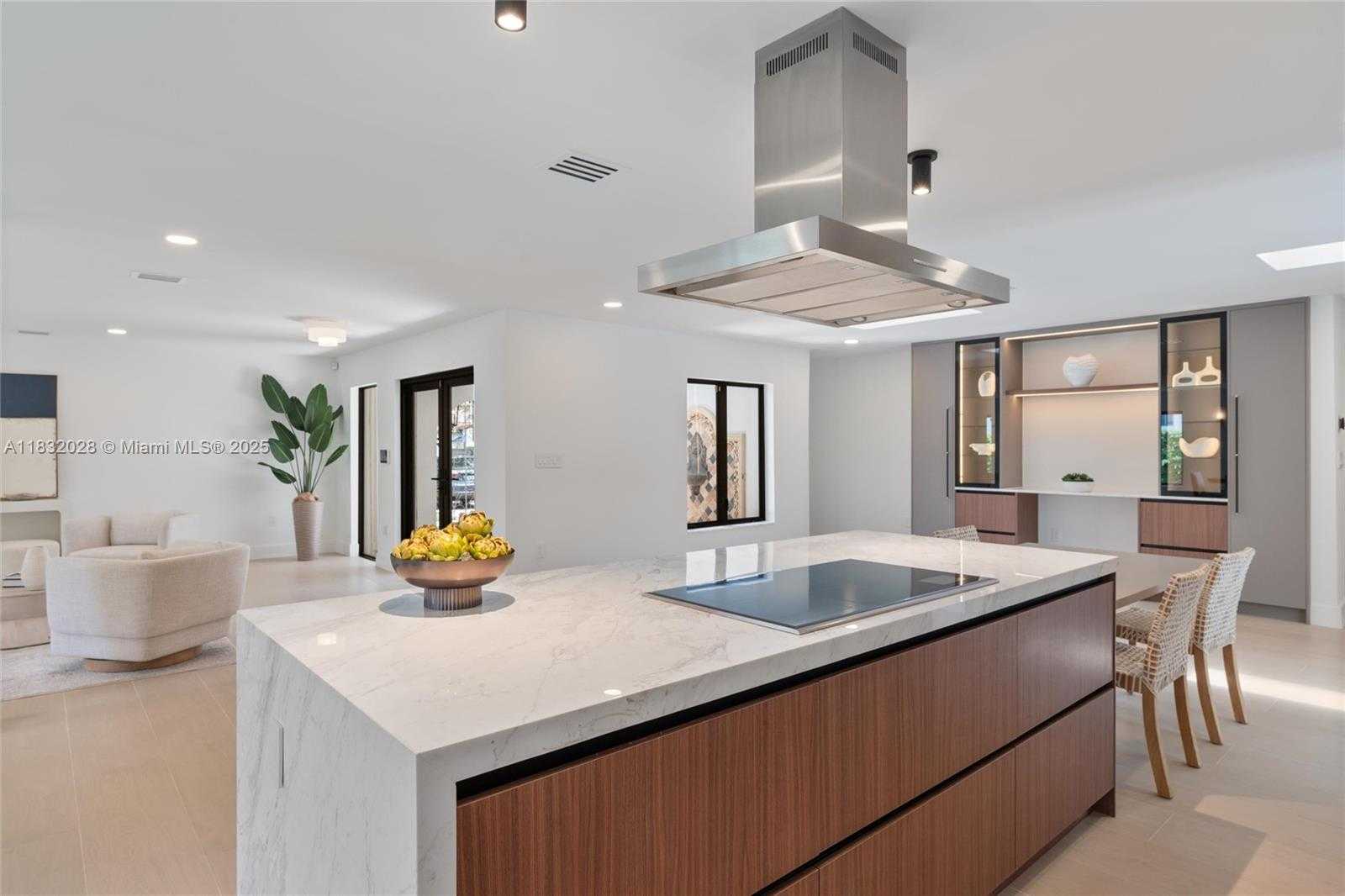 Small Image of 1320 ALHAMBRA CIR, Coral Gables Number 10