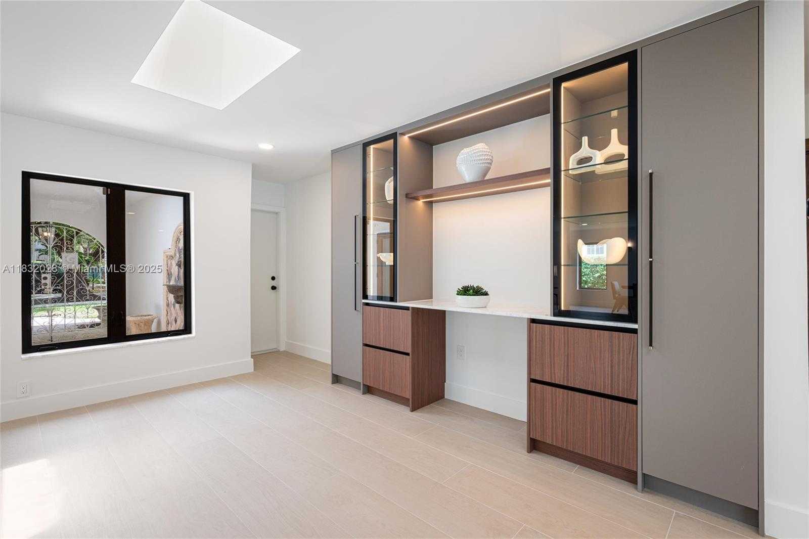 Small Image of 1320 ALHAMBRA CIR, Coral Gables Number 11