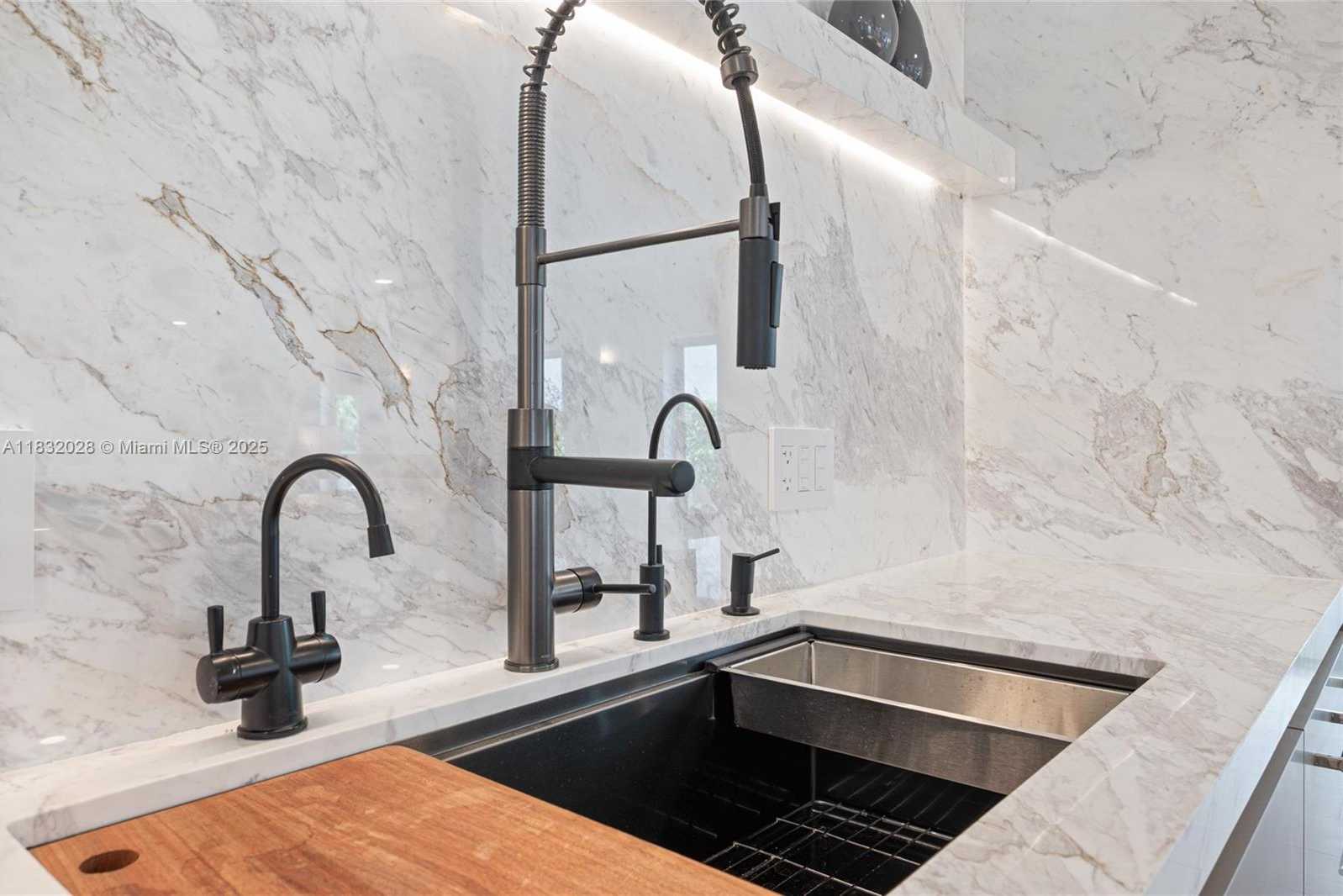 Small Image of 1320 ALHAMBRA CIR, Coral Gables Number 14
