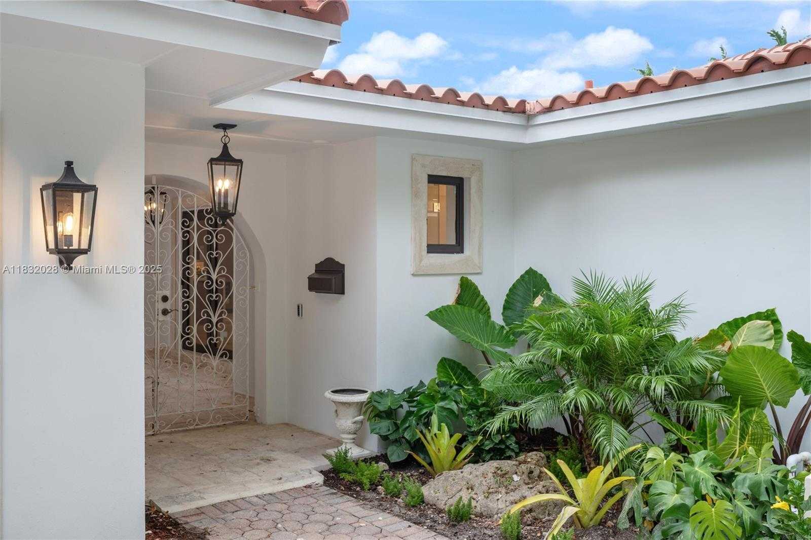Small Image of 1320 ALHAMBRA CIR, Coral Gables Number 2