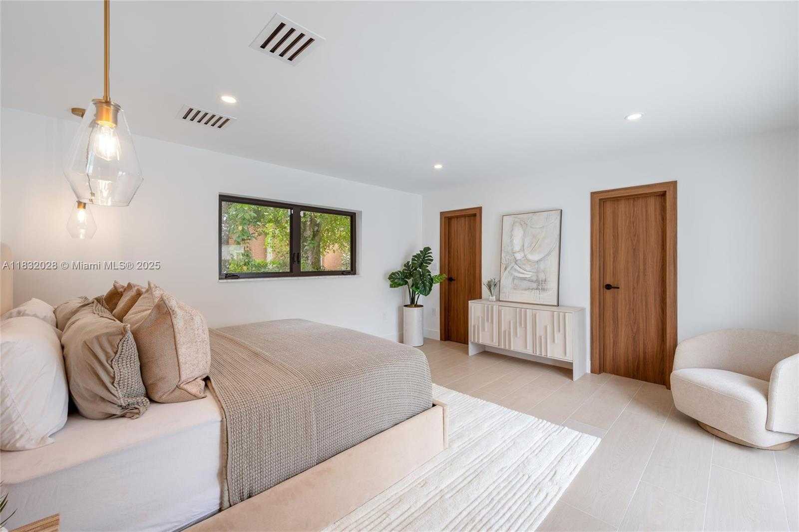 Small Image of 1320 ALHAMBRA CIR, Coral Gables Number 22