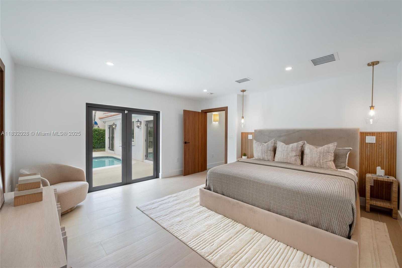 Small Image of 1320 ALHAMBRA CIR, Coral Gables Number 23