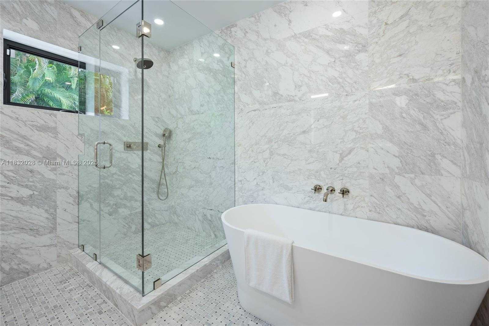Small Image of 1320 ALHAMBRA CIR, Coral Gables Number 26