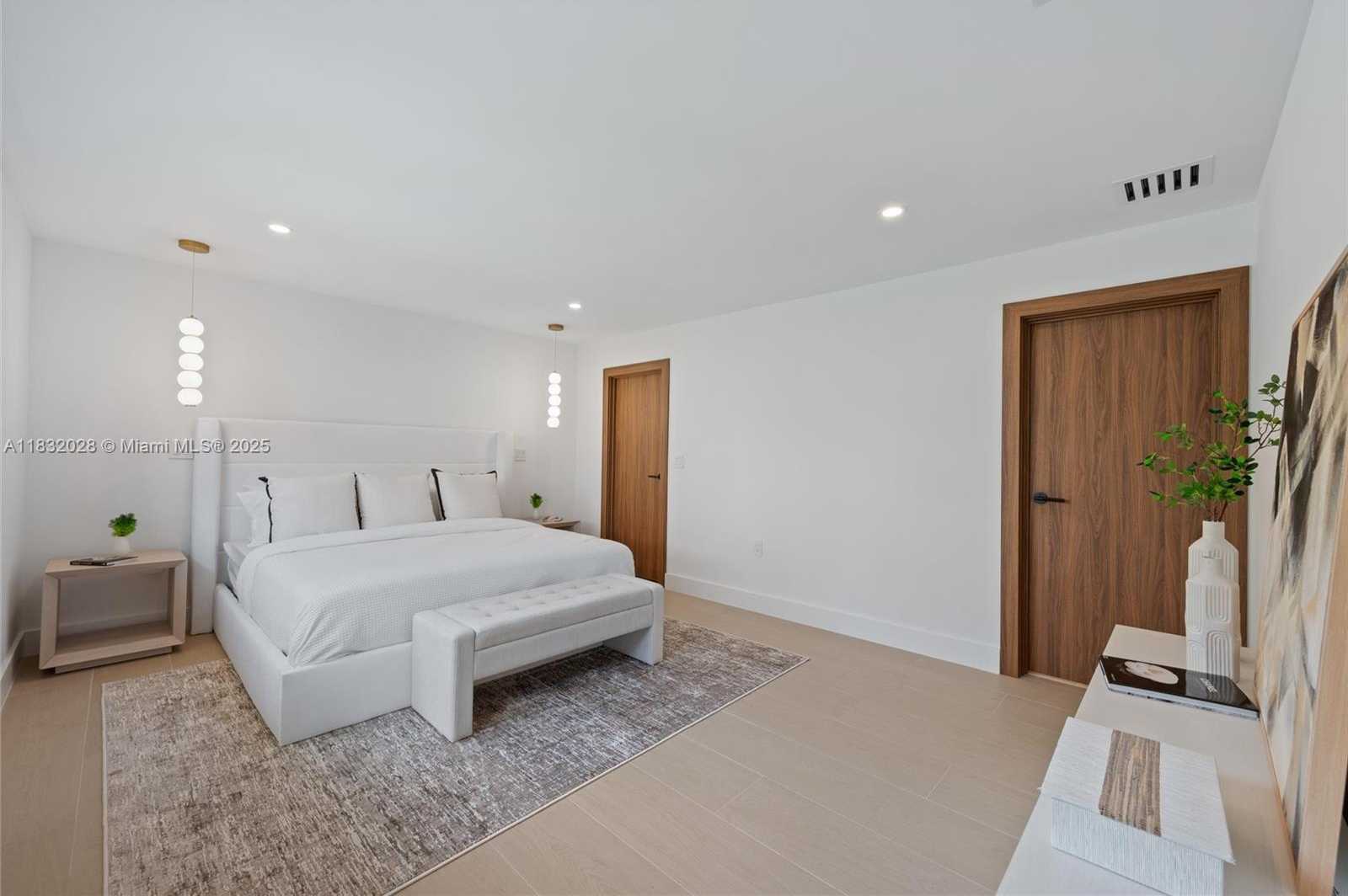 Small Image of 1320 ALHAMBRA CIR, Coral Gables Number 28