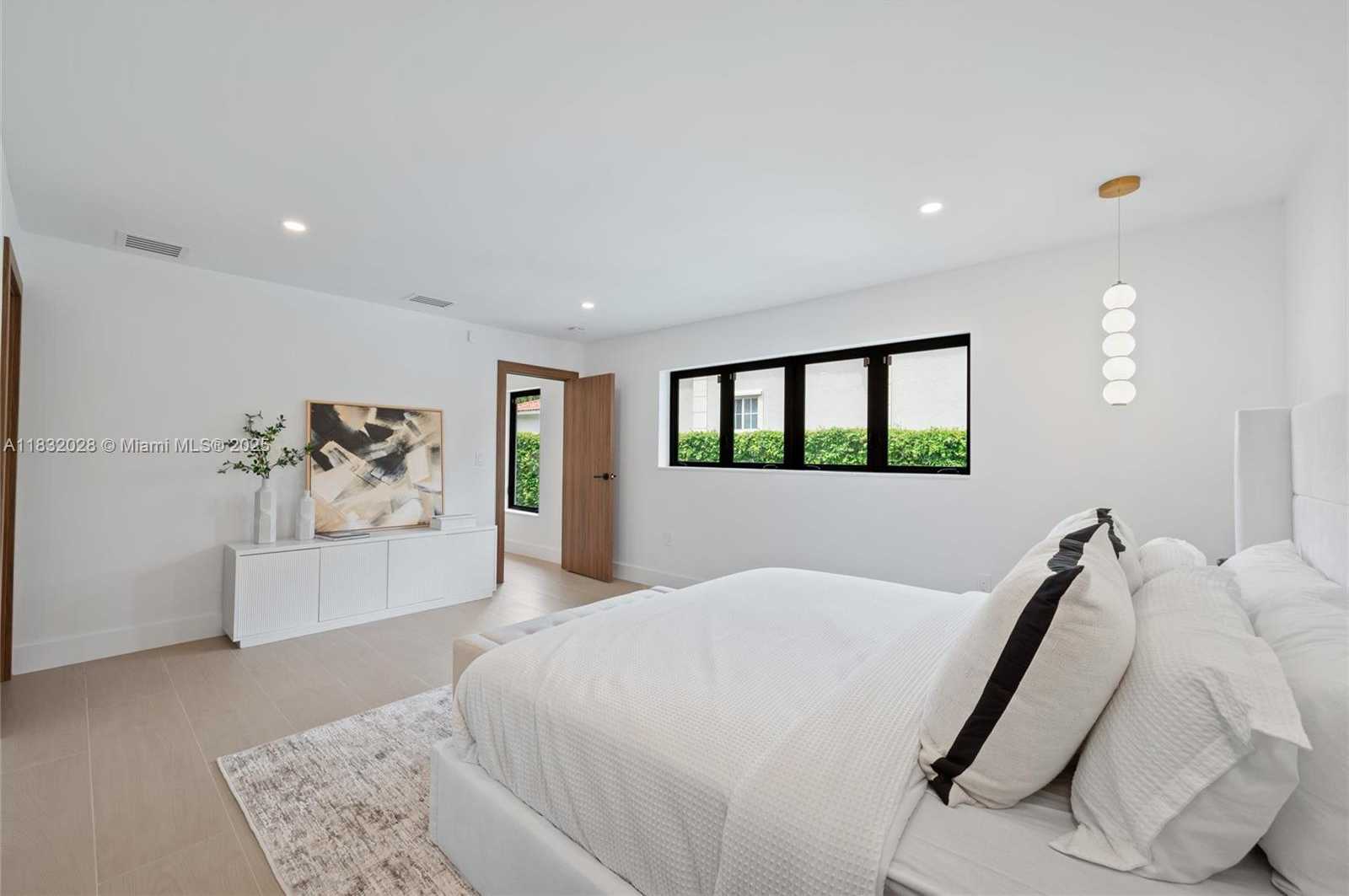Small Image of 1320 ALHAMBRA CIR, Coral Gables Number 29