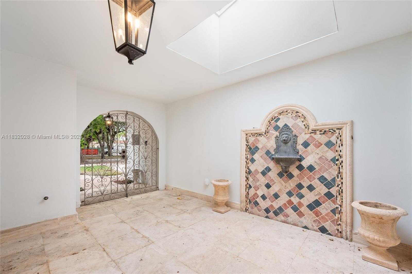 Small Image of 1320 ALHAMBRA CIR, Coral Gables Number 3