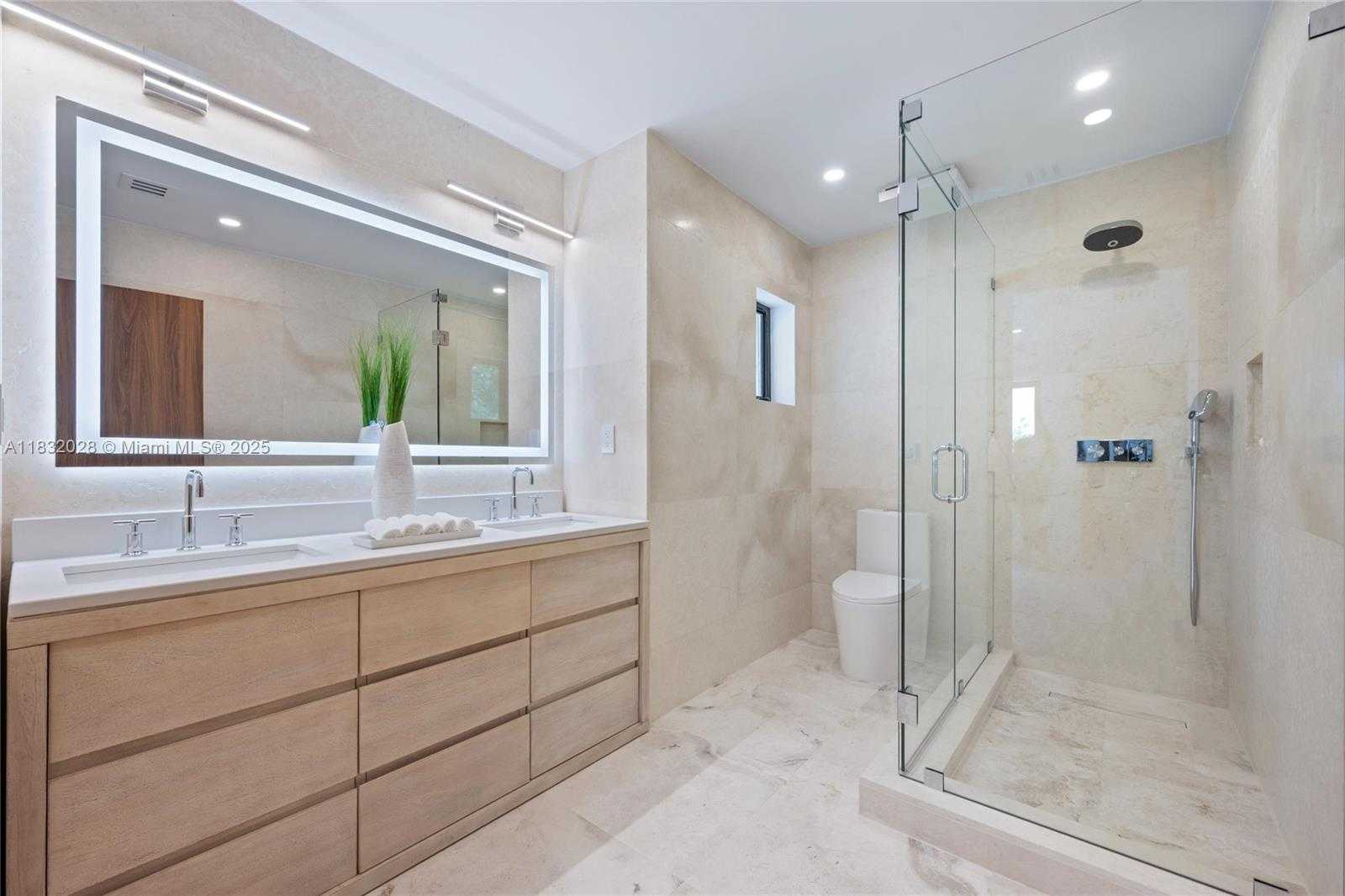 Small Image of 1320 ALHAMBRA CIR, Coral Gables Number 30