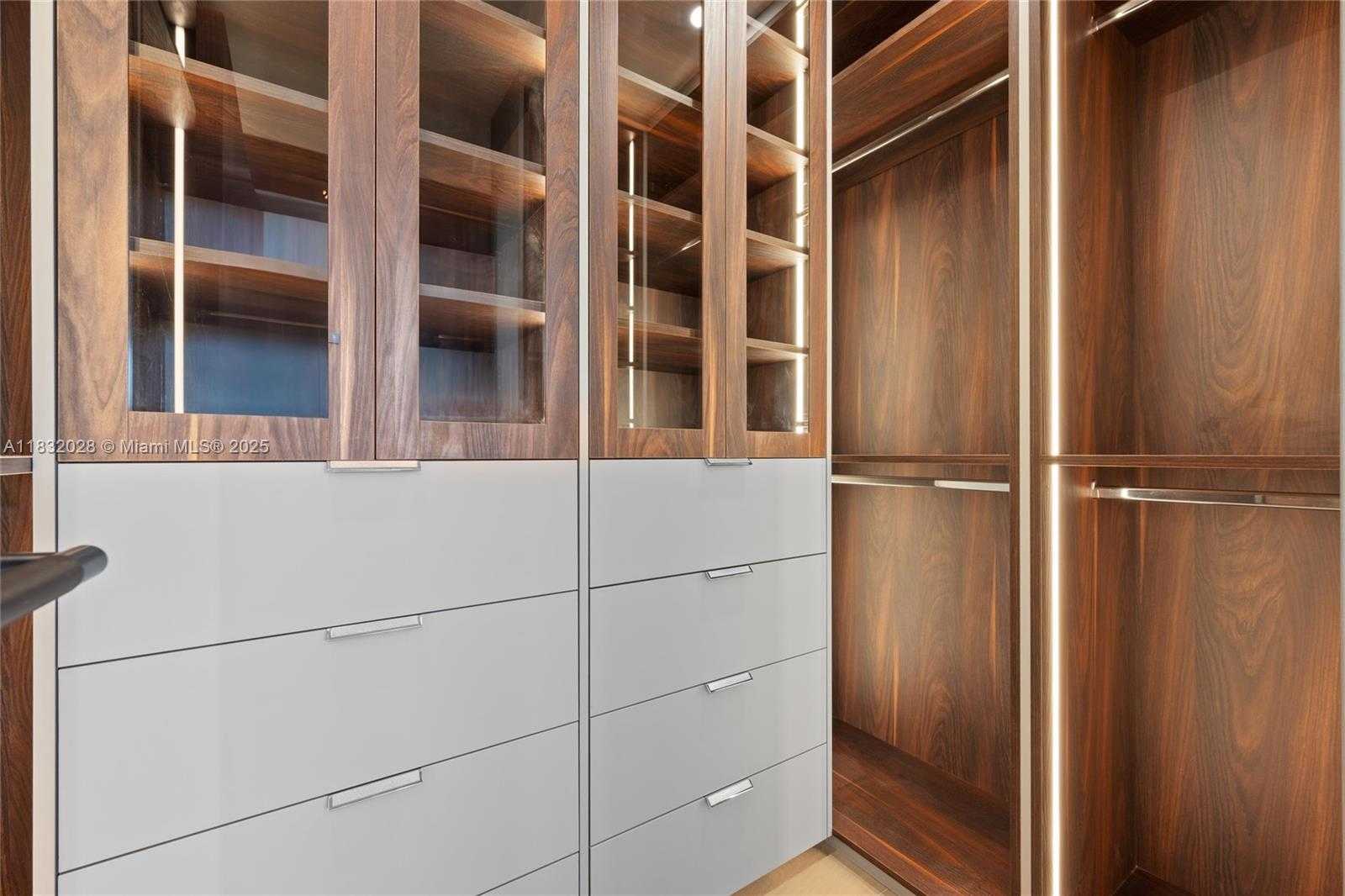 Small Image of 1320 ALHAMBRA CIR, Coral Gables Number 31