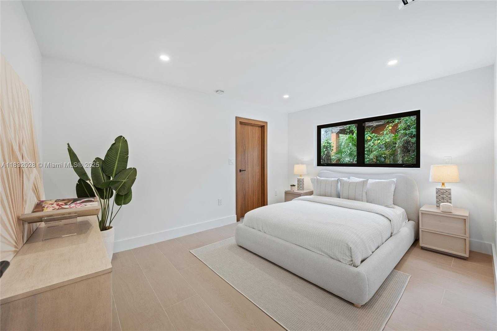 Small Image of 1320 ALHAMBRA CIR, Coral Gables Number 32