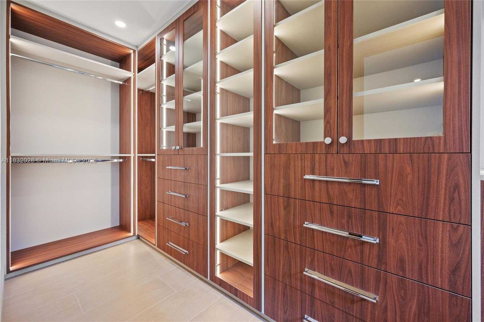 Small Image of 1320 ALHAMBRA CIR, Coral Gables Number 34