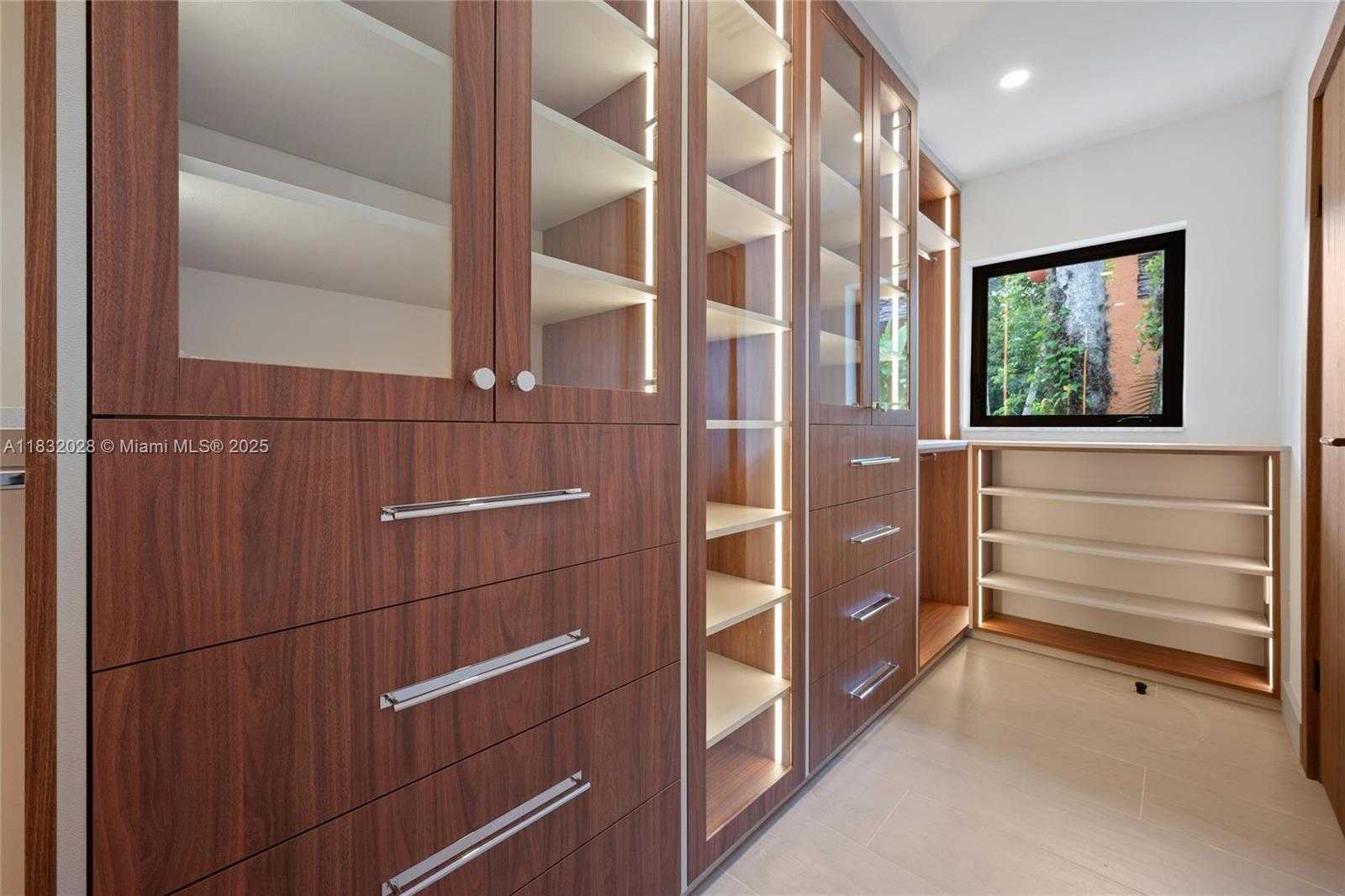 Small Image of 1320 ALHAMBRA CIR, Coral Gables Number 35