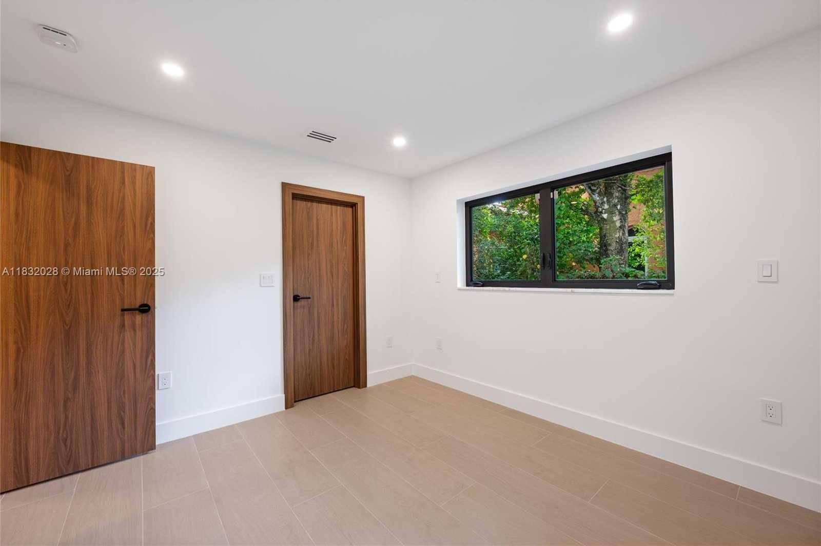 Small Image of 1320 ALHAMBRA CIR, Coral Gables Number 36