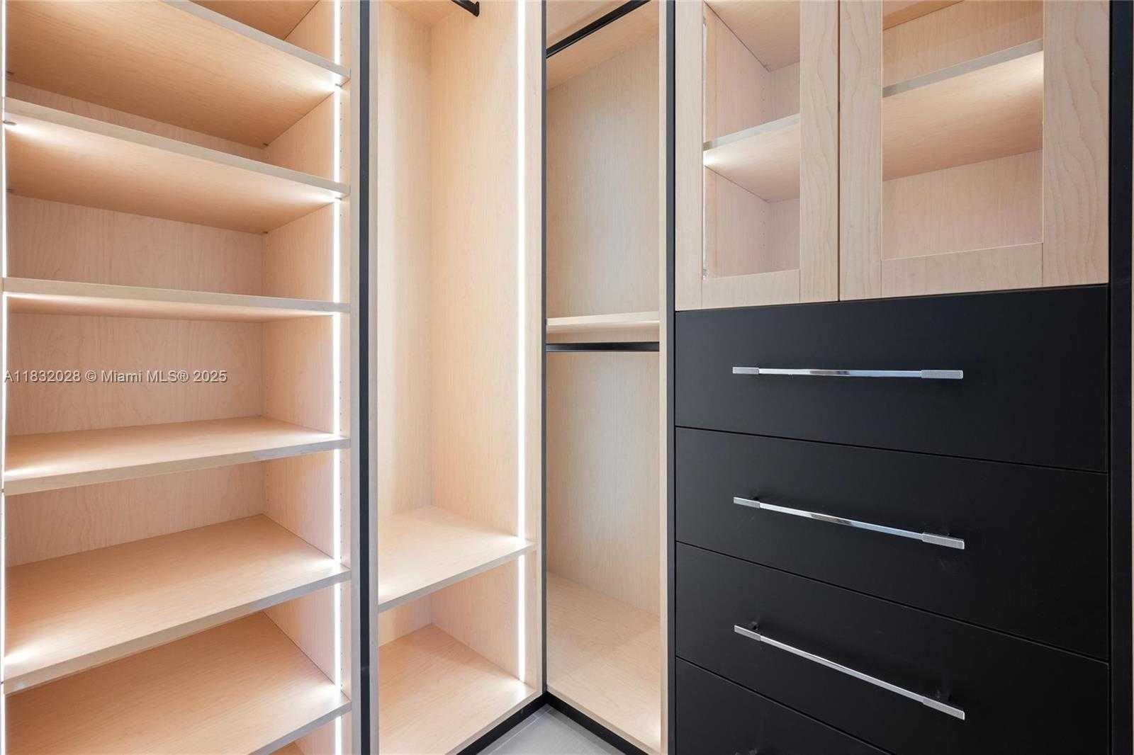 Small Image of 1320 ALHAMBRA CIR, Coral Gables Number 37