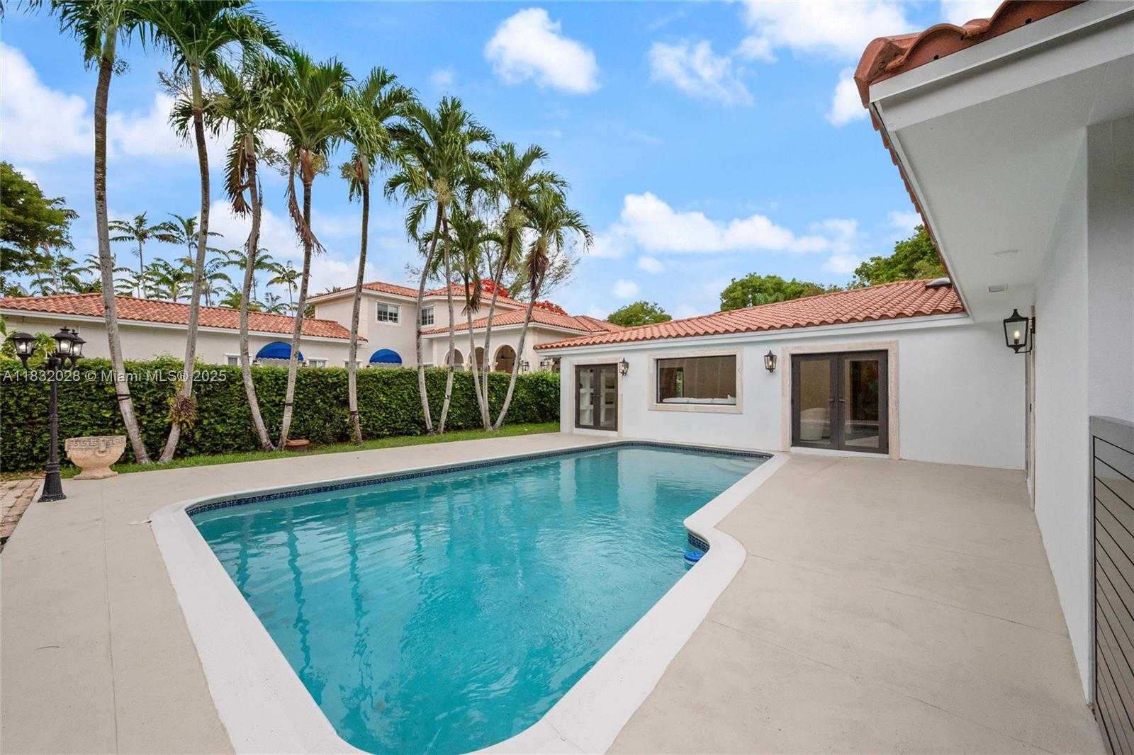 Small Image of 1320 ALHAMBRA CIR, Coral Gables Number 38
