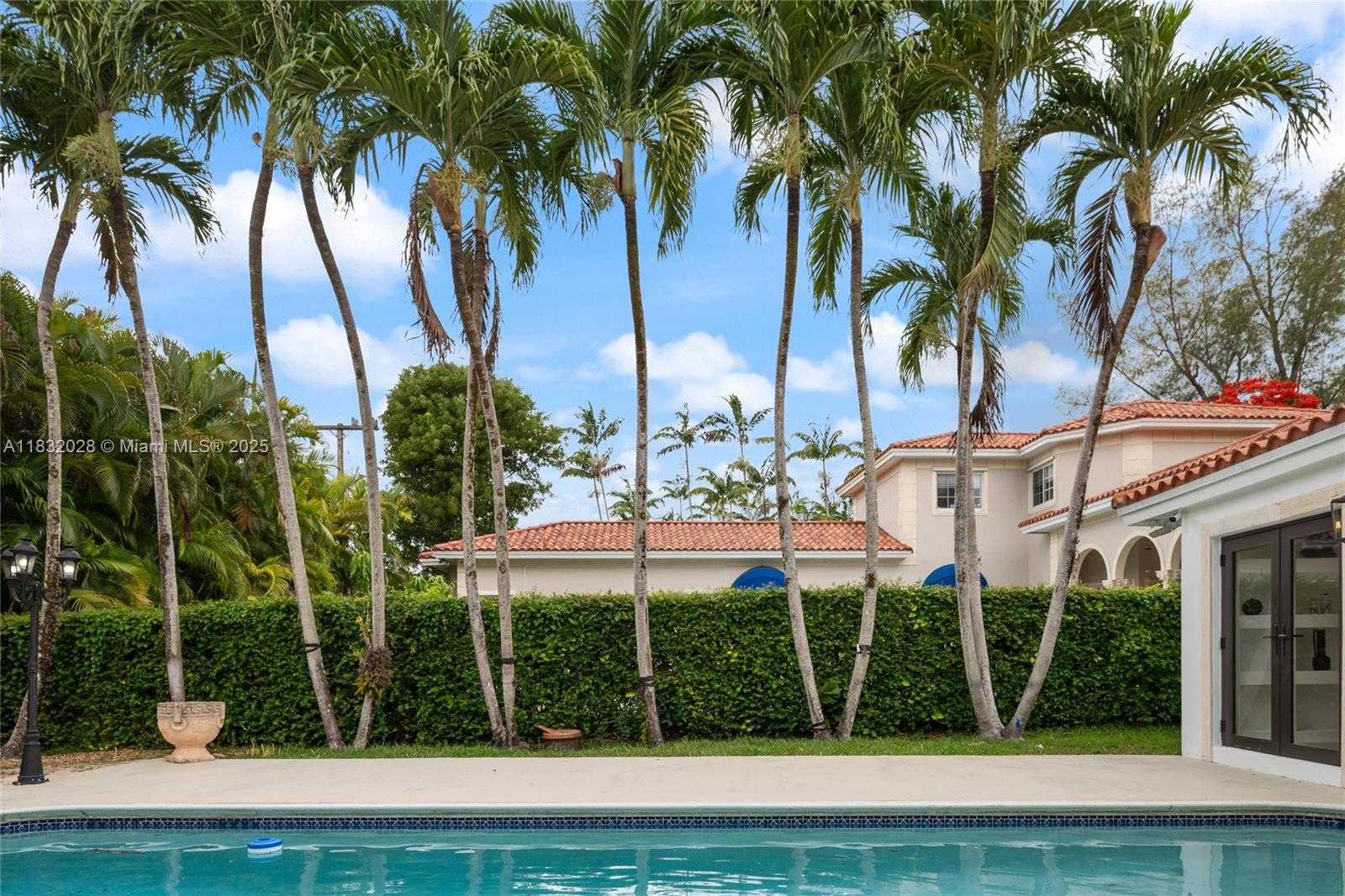 Small Image of 1320 ALHAMBRA CIR, Coral Gables Number 39