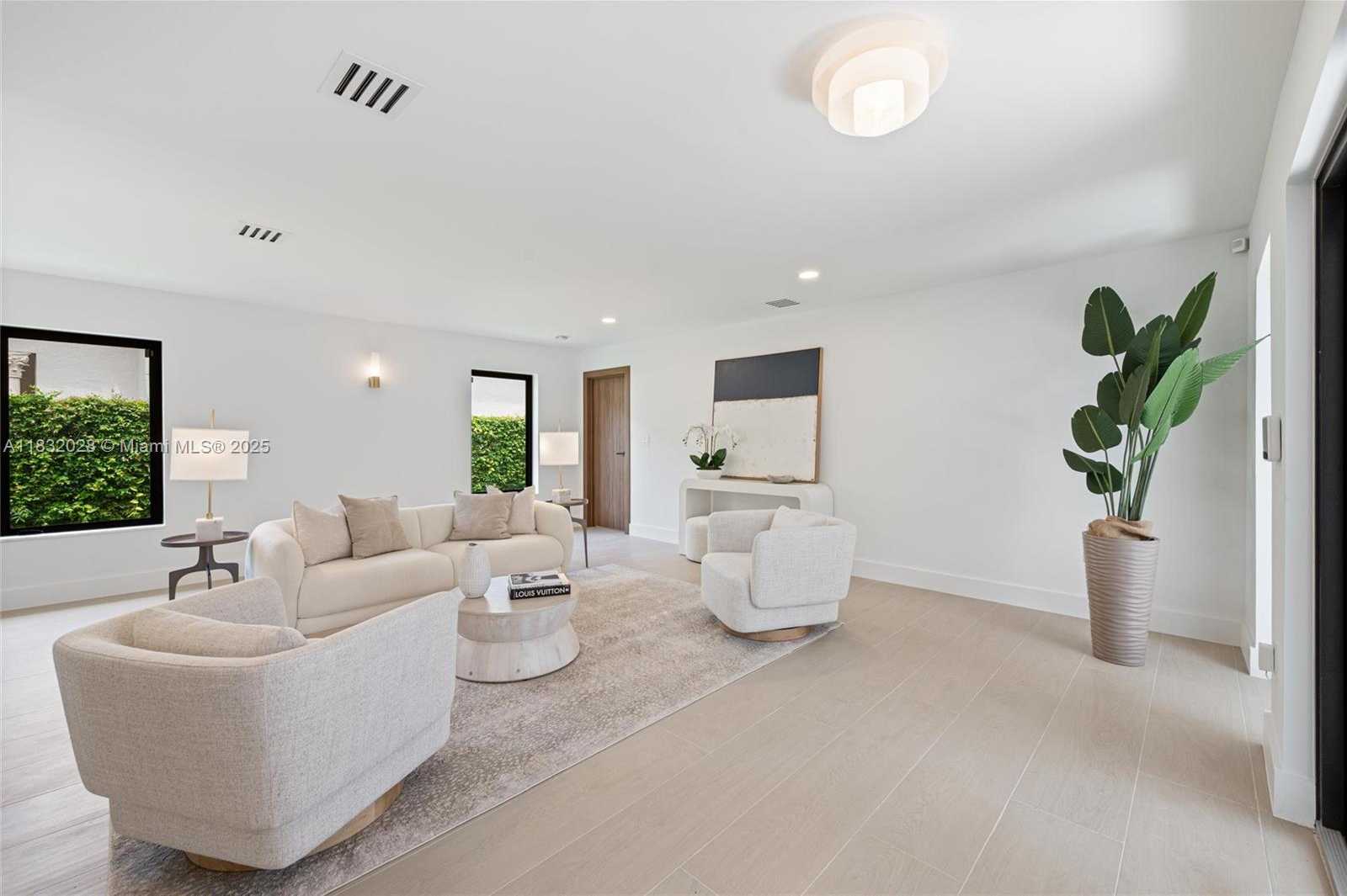 Small Image of 1320 ALHAMBRA CIR, Coral Gables Number 4