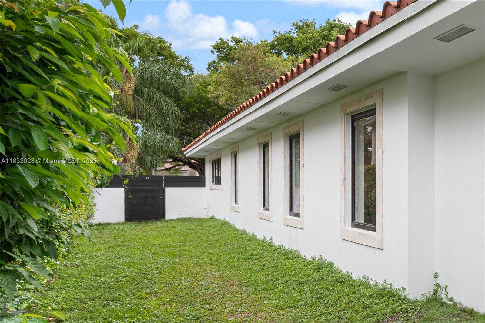 Small Image of 1320 ALHAMBRA CIR, Coral Gables Number 40