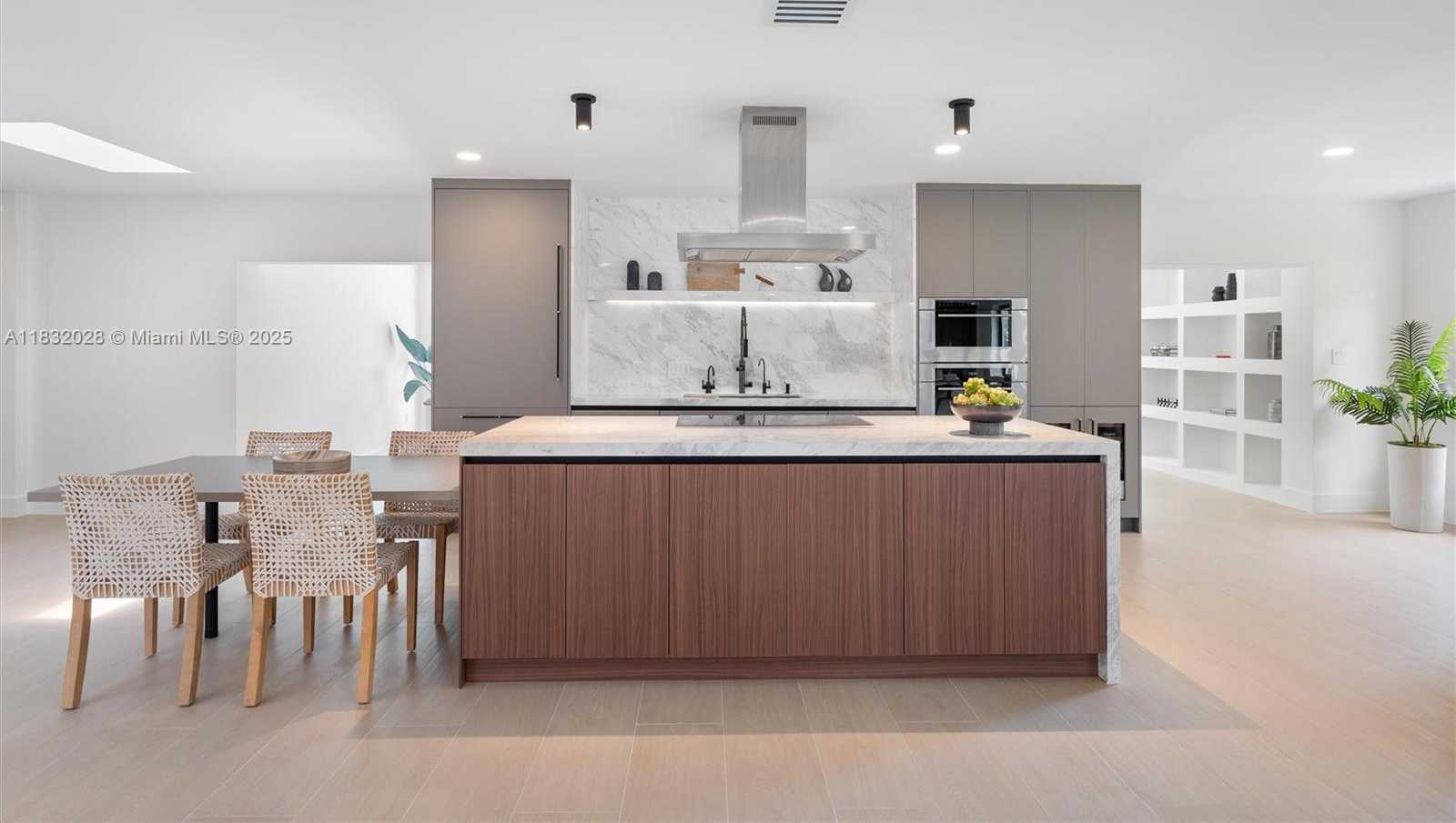Small Image of 1320 ALHAMBRA CIR, Coral Gables Number 7