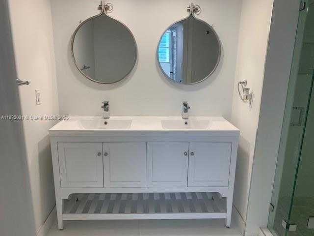 Small Image of 6039 COLLINS AVE #1737, Miami Beach Number 4